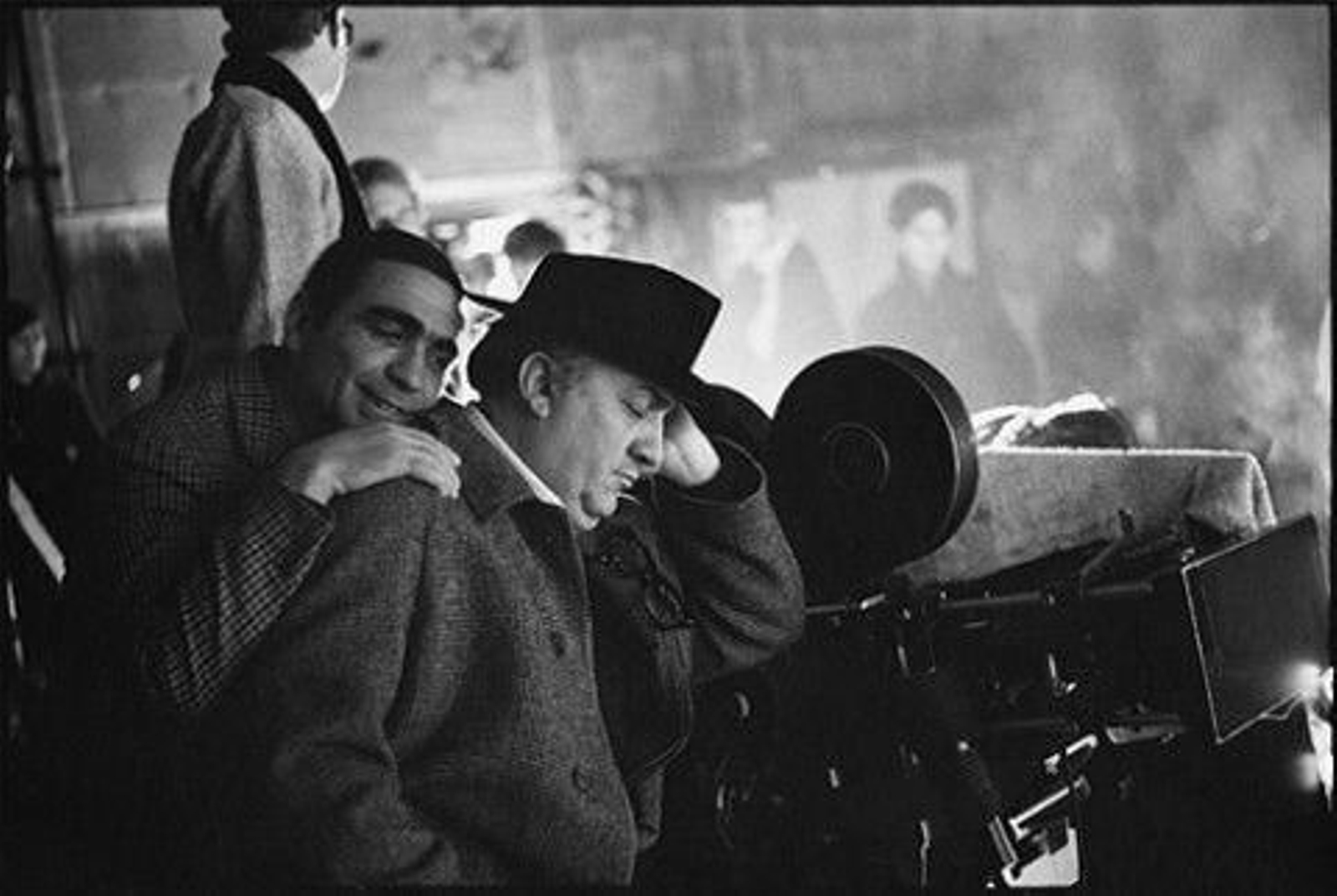Giuseppe Rottuno (izquierda) con Federico Fellini durante el rodaje de 'Satiricón'.