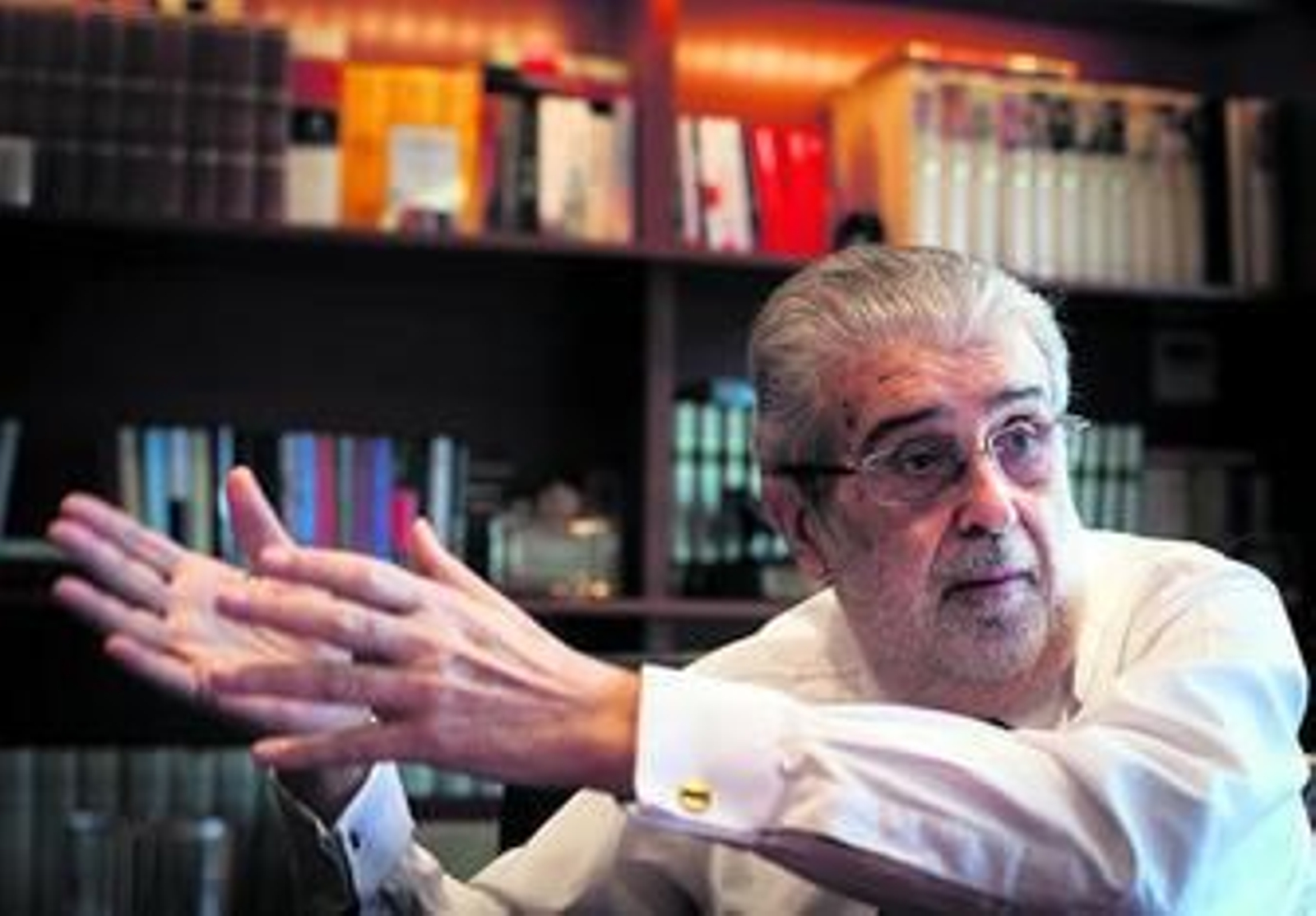 José Manuel Lara Bosch (Barcelona, 1946-2015) rodeado de libros en su despacho en la sede principal del Grupo Planeta.