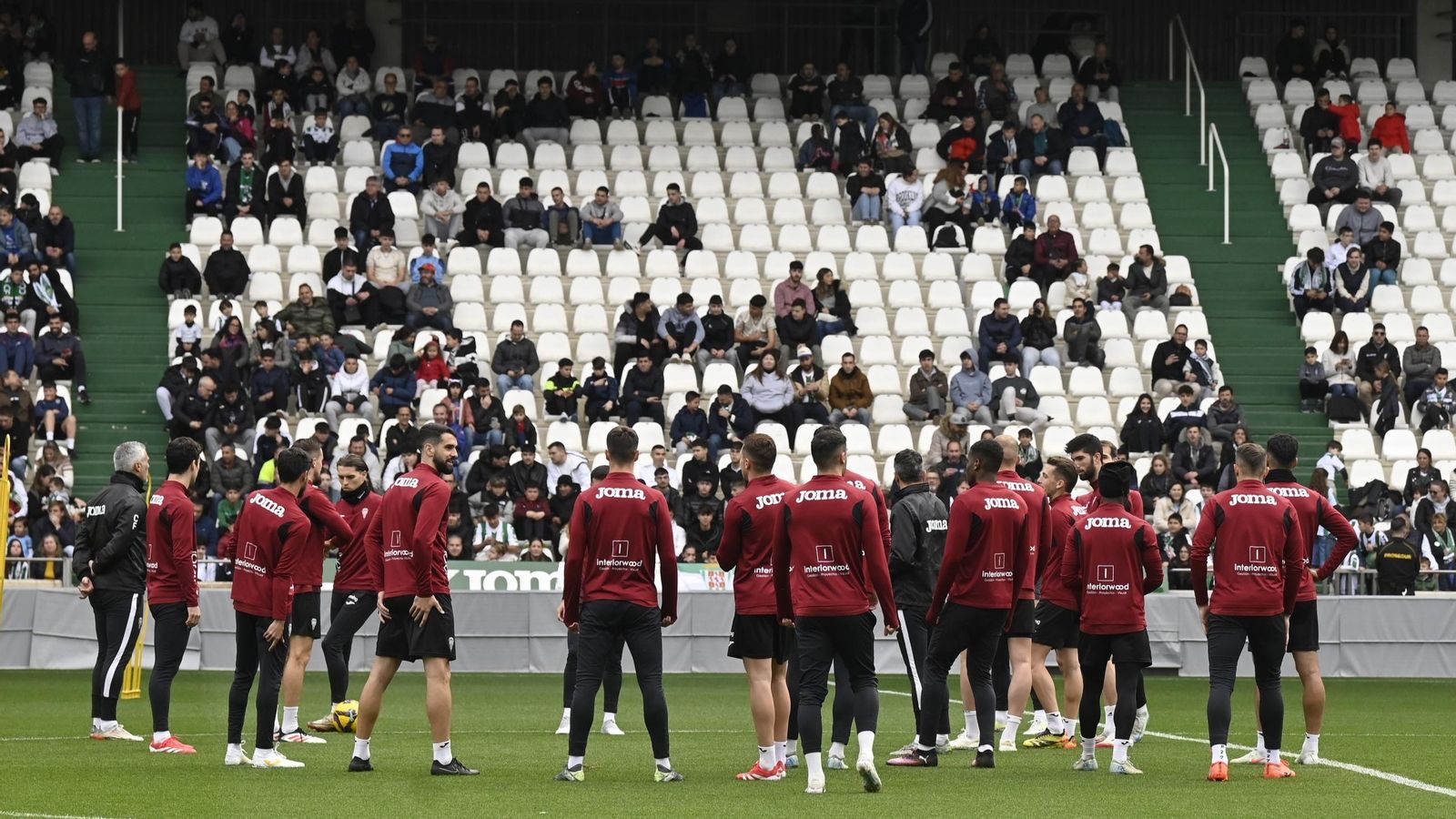 Los jugadores del Córdoba CF trabajan en El Arcángel con su afición de fondo, en el último entrenamiento de puertas abiertas.