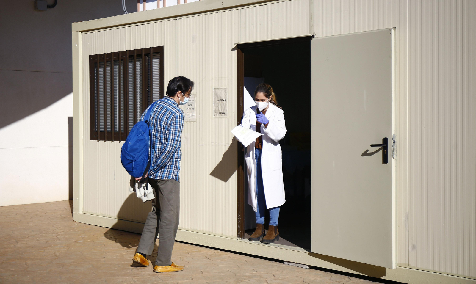 Una enfermera del centro de salud de Teatinos llama a vacunarse a los citados.