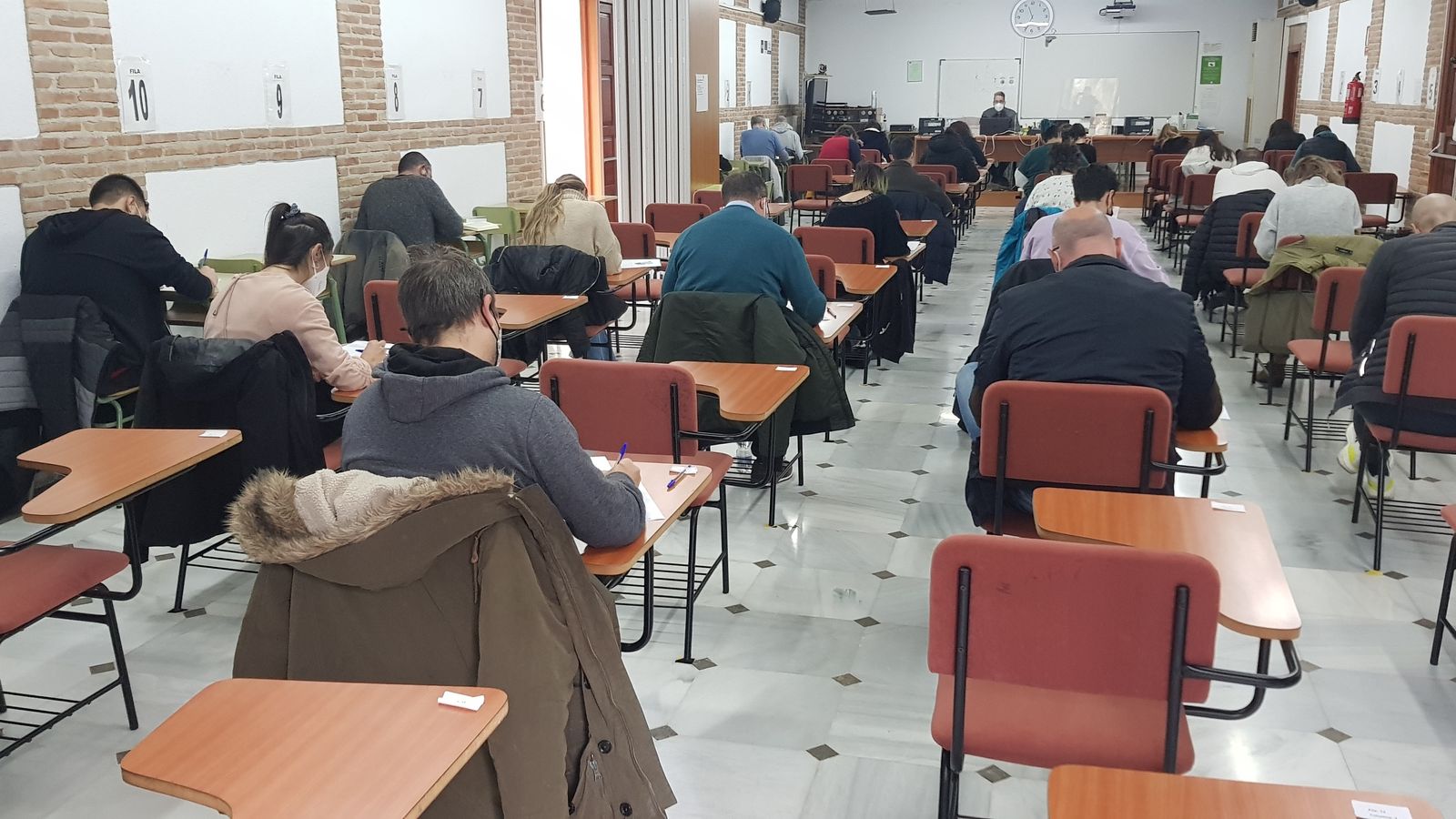 Alumnos de la UNED de Motril examinándose.