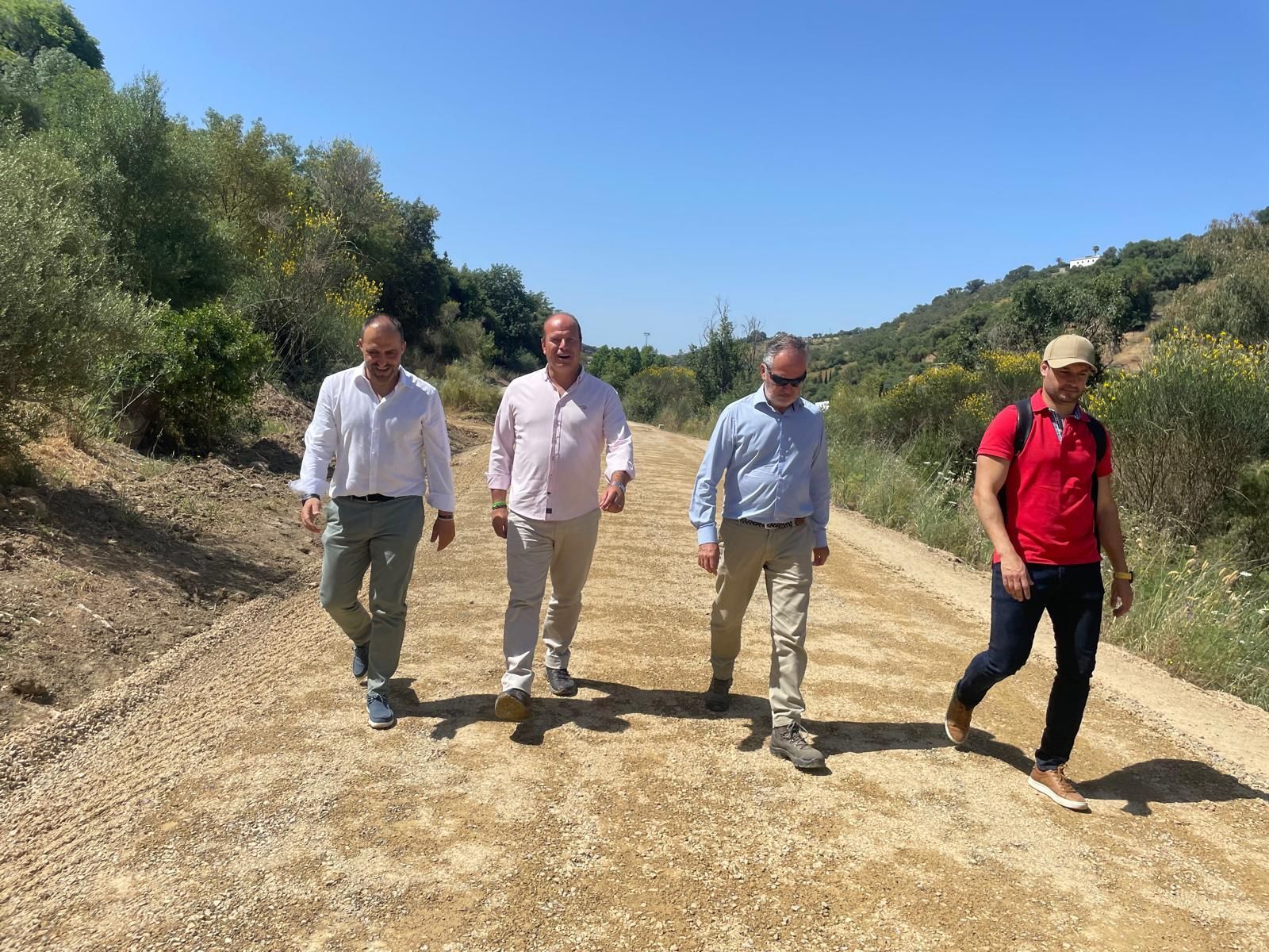 El delegado provincial Óscar Curtido y el alcalde Mario Casillas, en la vía pecuaria.