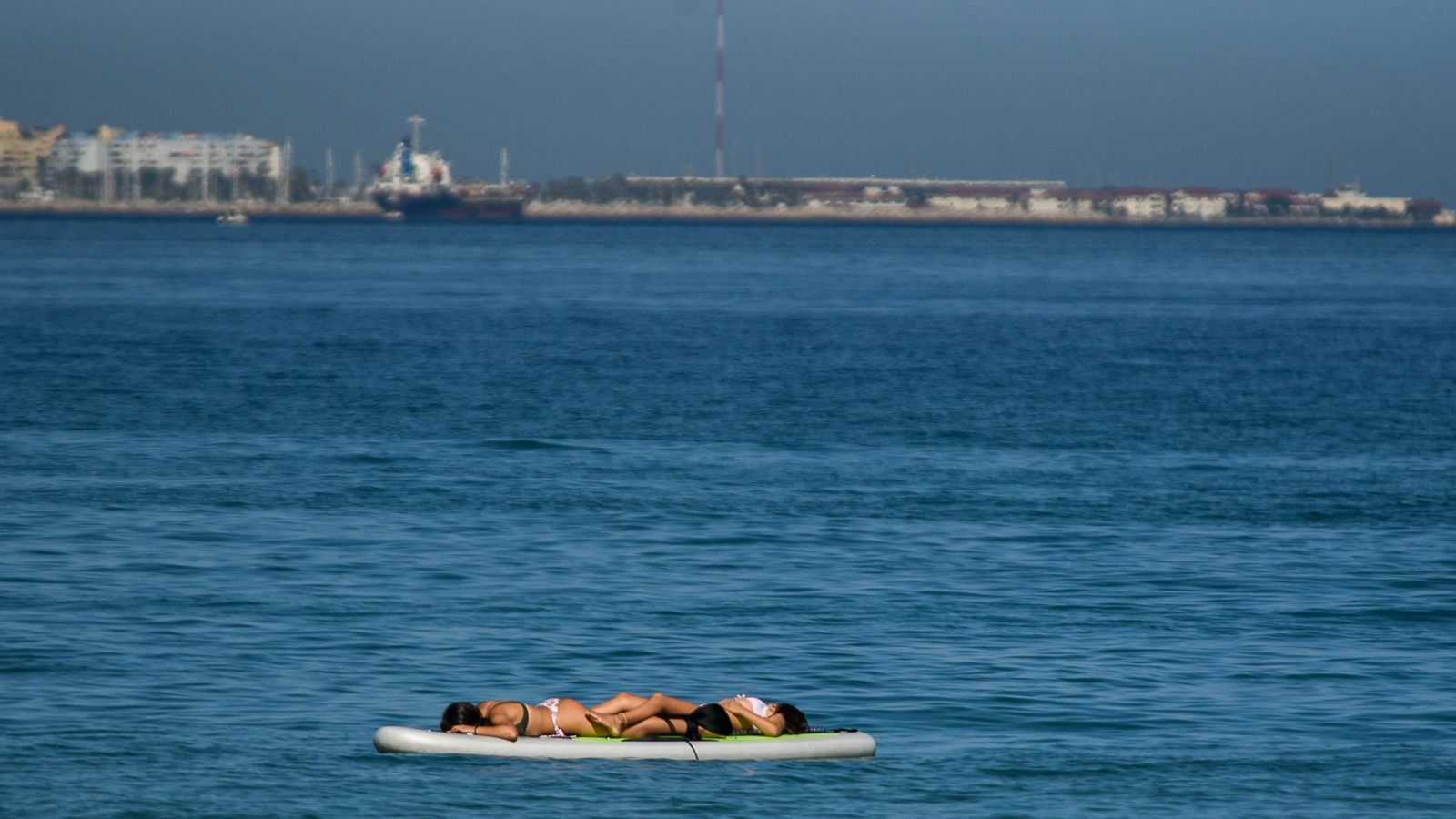 Fotos de la tarde en la playa del El Rinconcillo en plena ola de calor