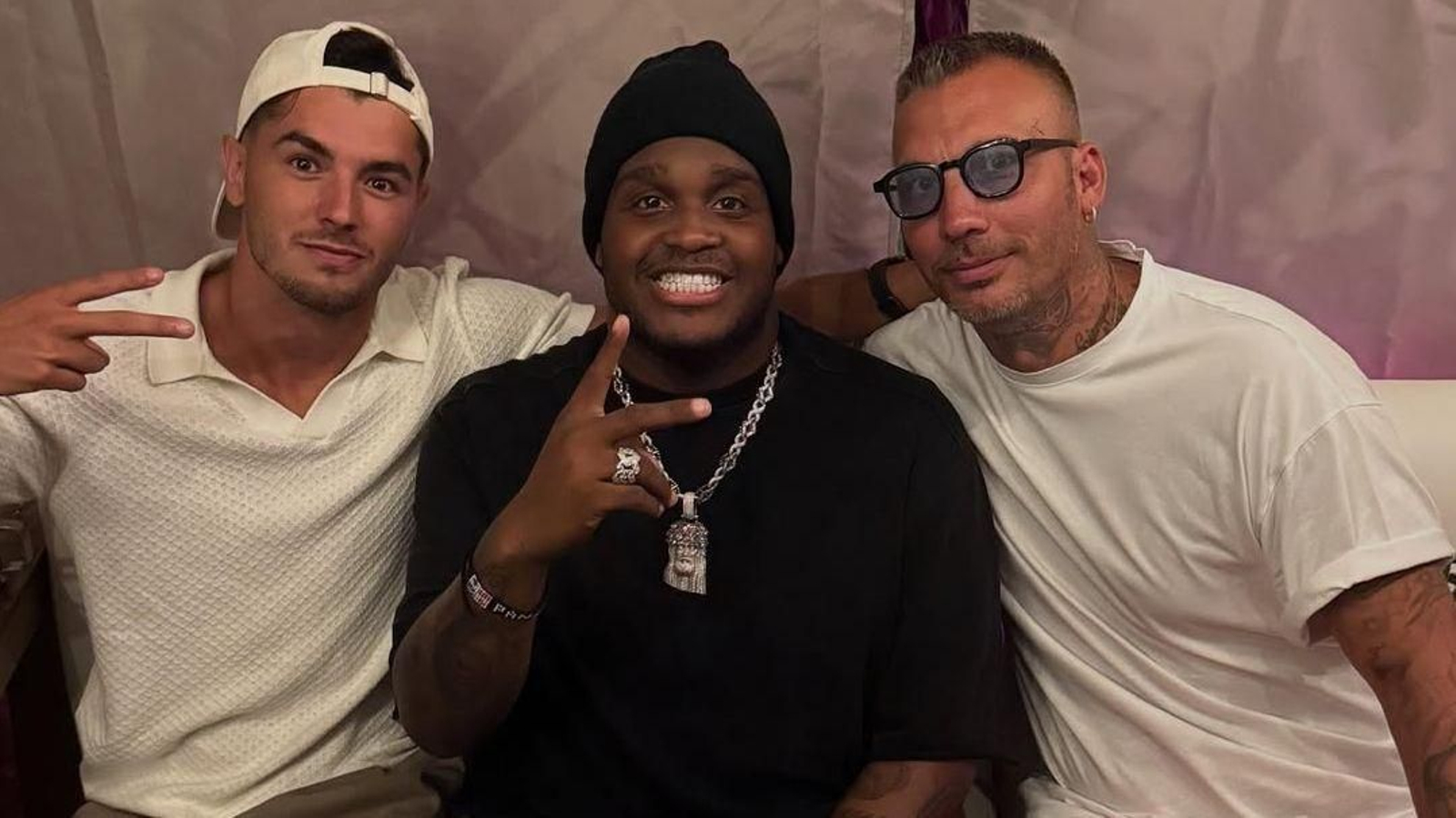 Brahim Díaz, el cantante Sech y Alexis Ruano en un reservado de Playa Aruba