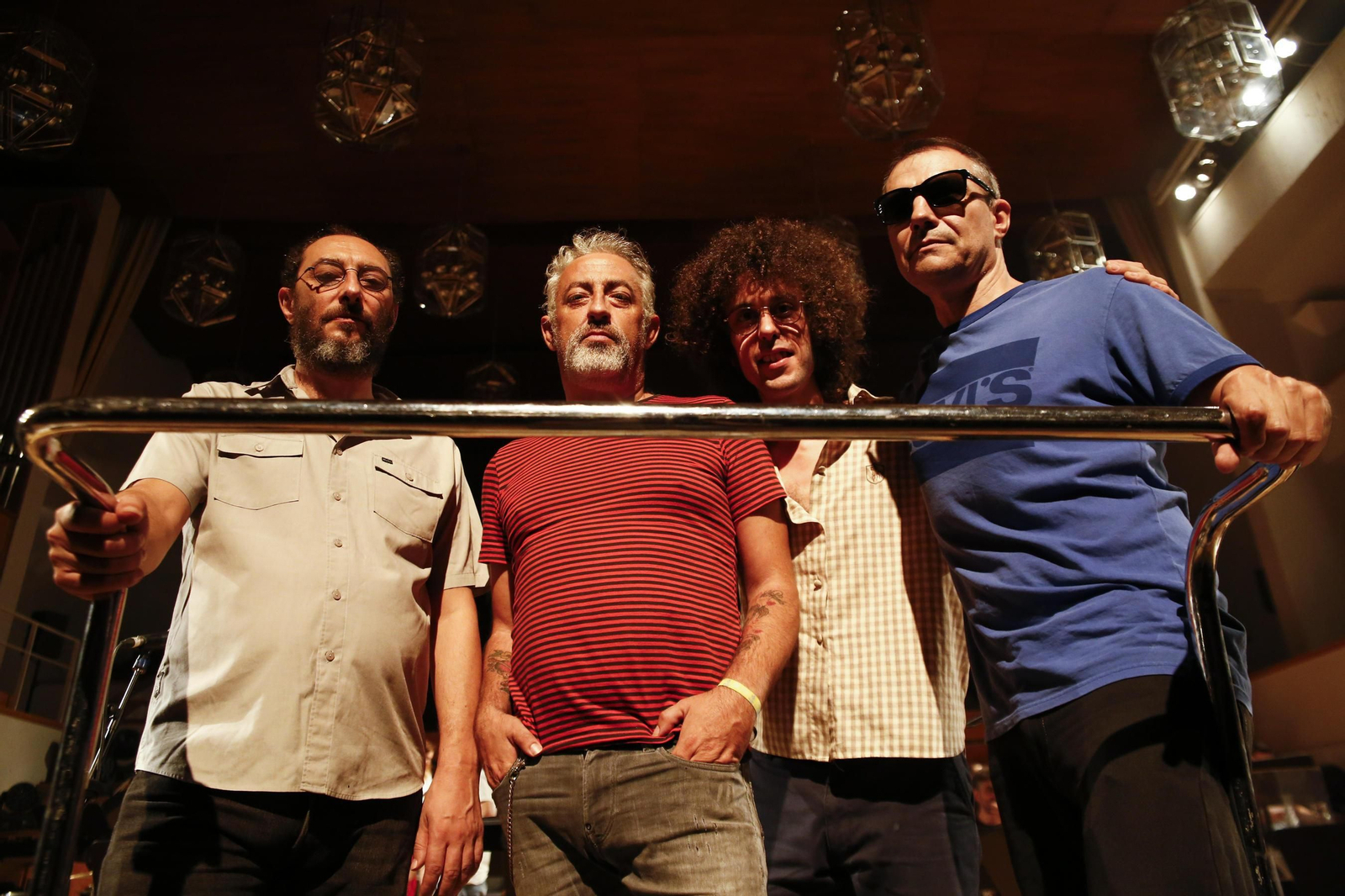 De izquierda a derecha: Jota (cantante), Eric Jiménez (batería), Alonso Díaz Carmona, que dirigirá a la OCG esta noche, y Florent Muñoz (guitarrista).