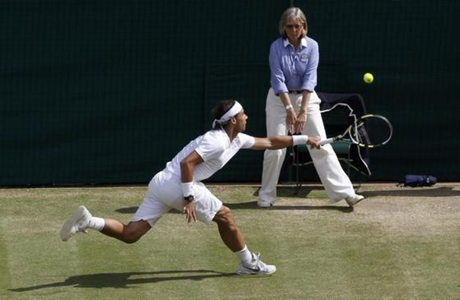 Rafa Nadal intenta alcanzar un duro saque de Berdych.

Foto: Reuters