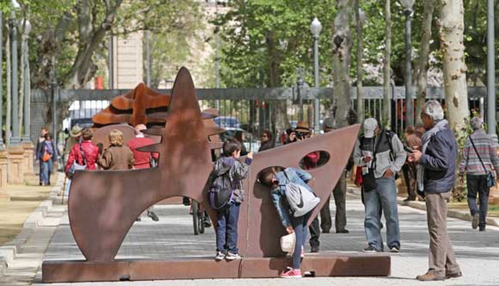 Una exposición altera el recorrido de las cofradías por el Parque