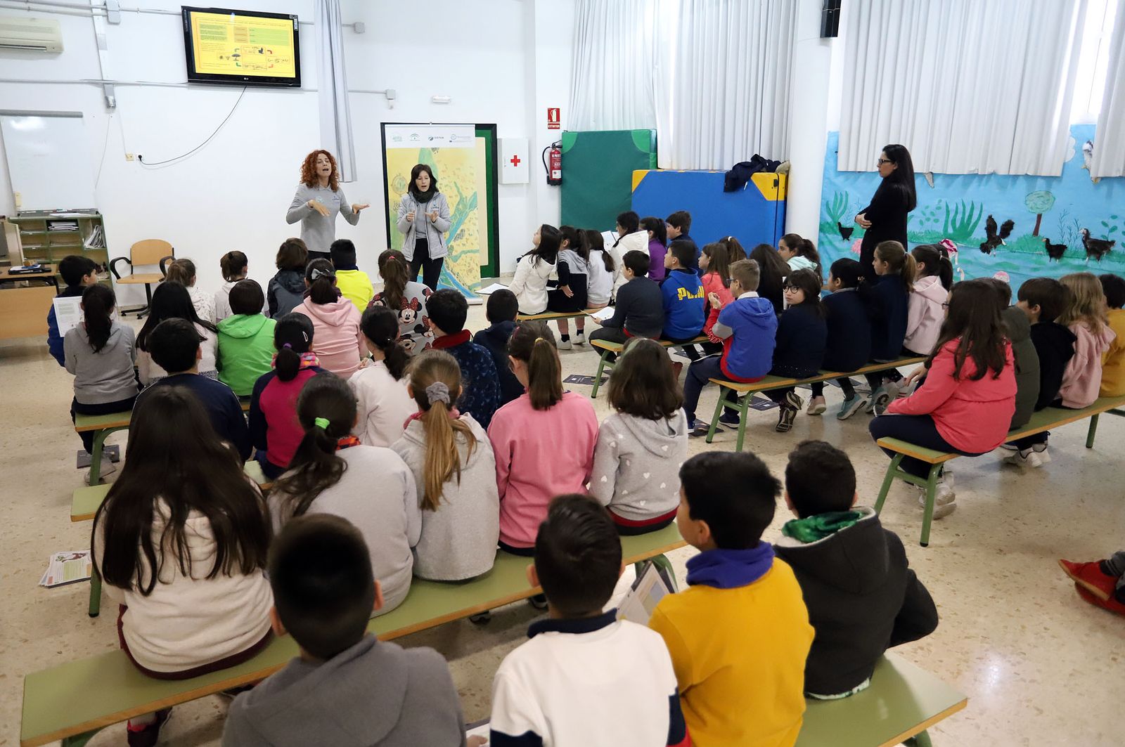 Las monitores imparten la charla sobre el Paraje Natural Marismas del Odiel.