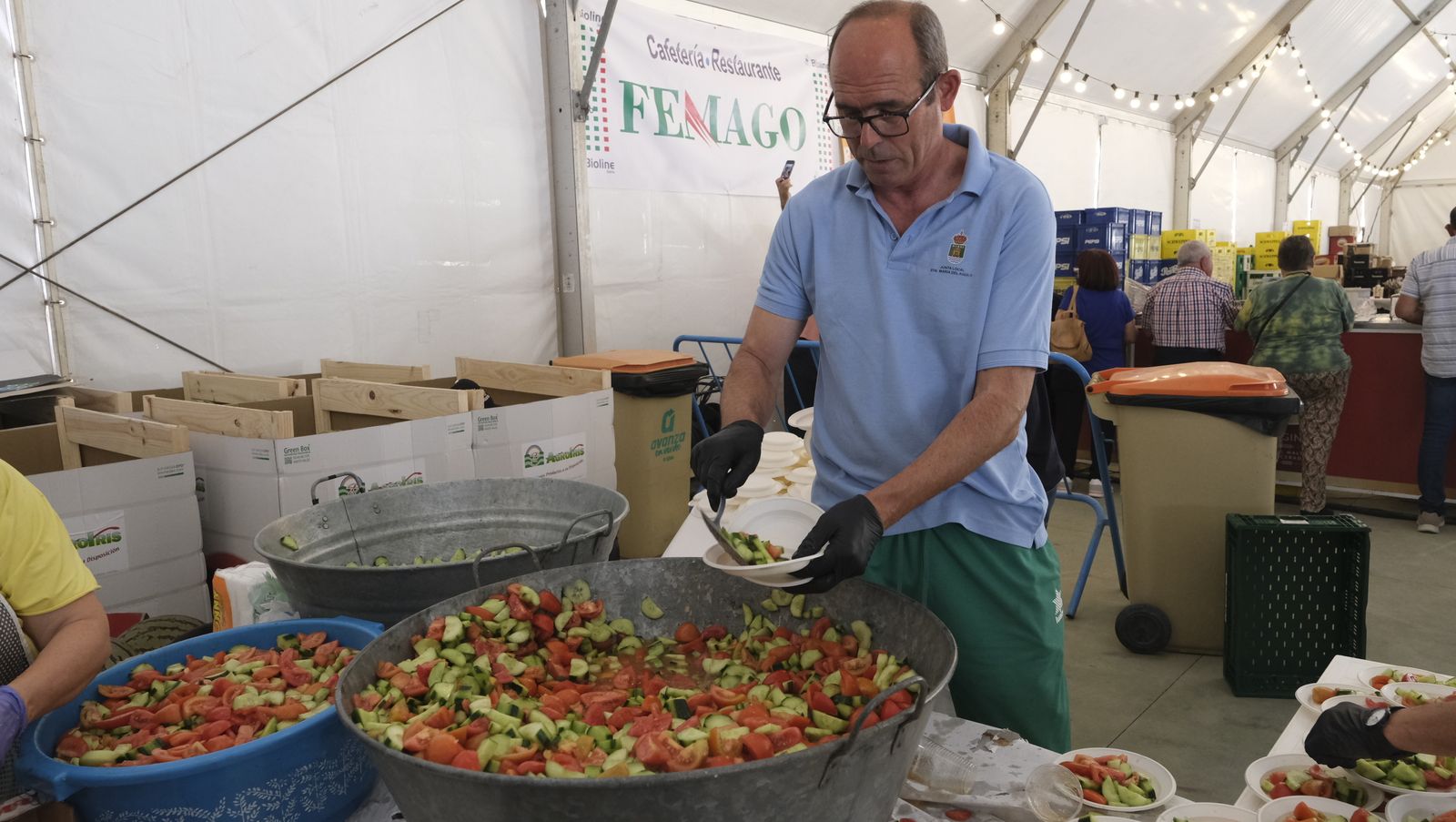 Imágenes de la degustación de huevos fritos con chorizo, en las Fiestas de Santa María del Águila