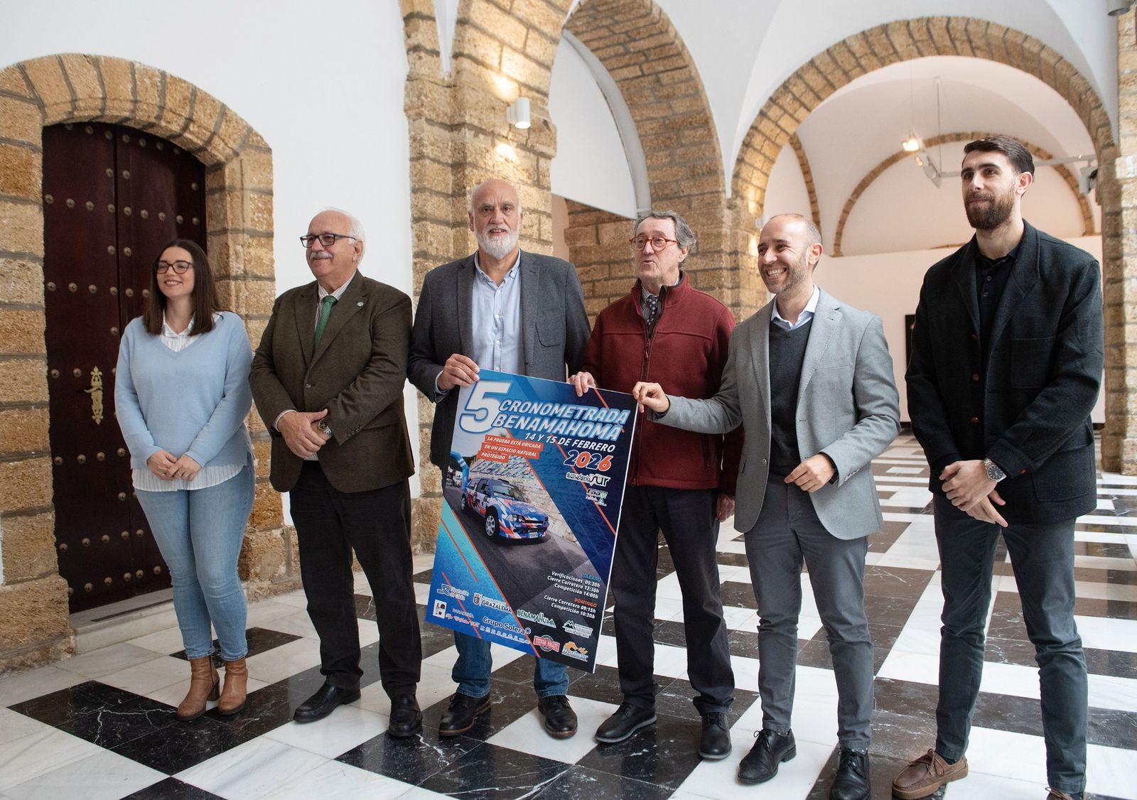 Imagen de las autoridades con el cartel del evento.