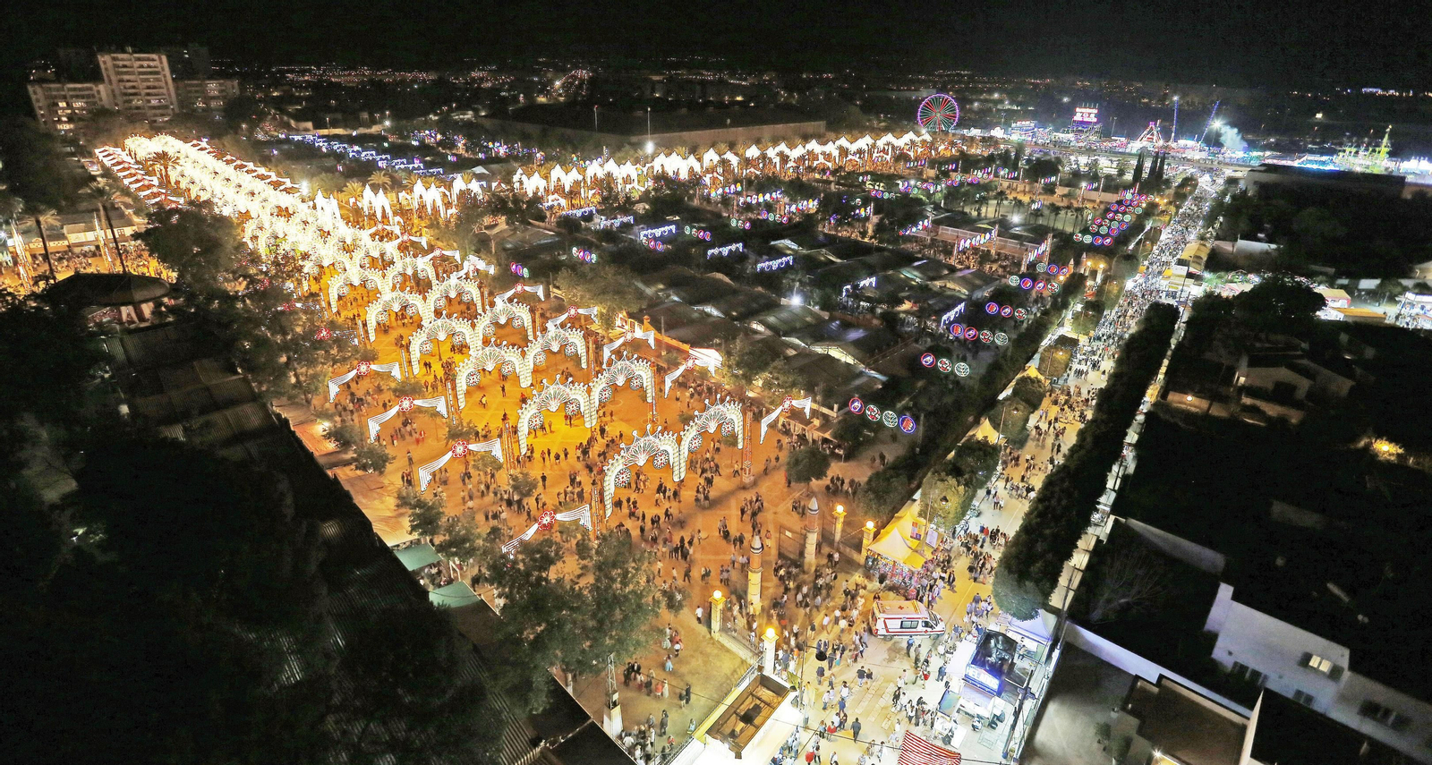 Imagen panorámica de una pasada edición de la Feria del Caballo, de noche
