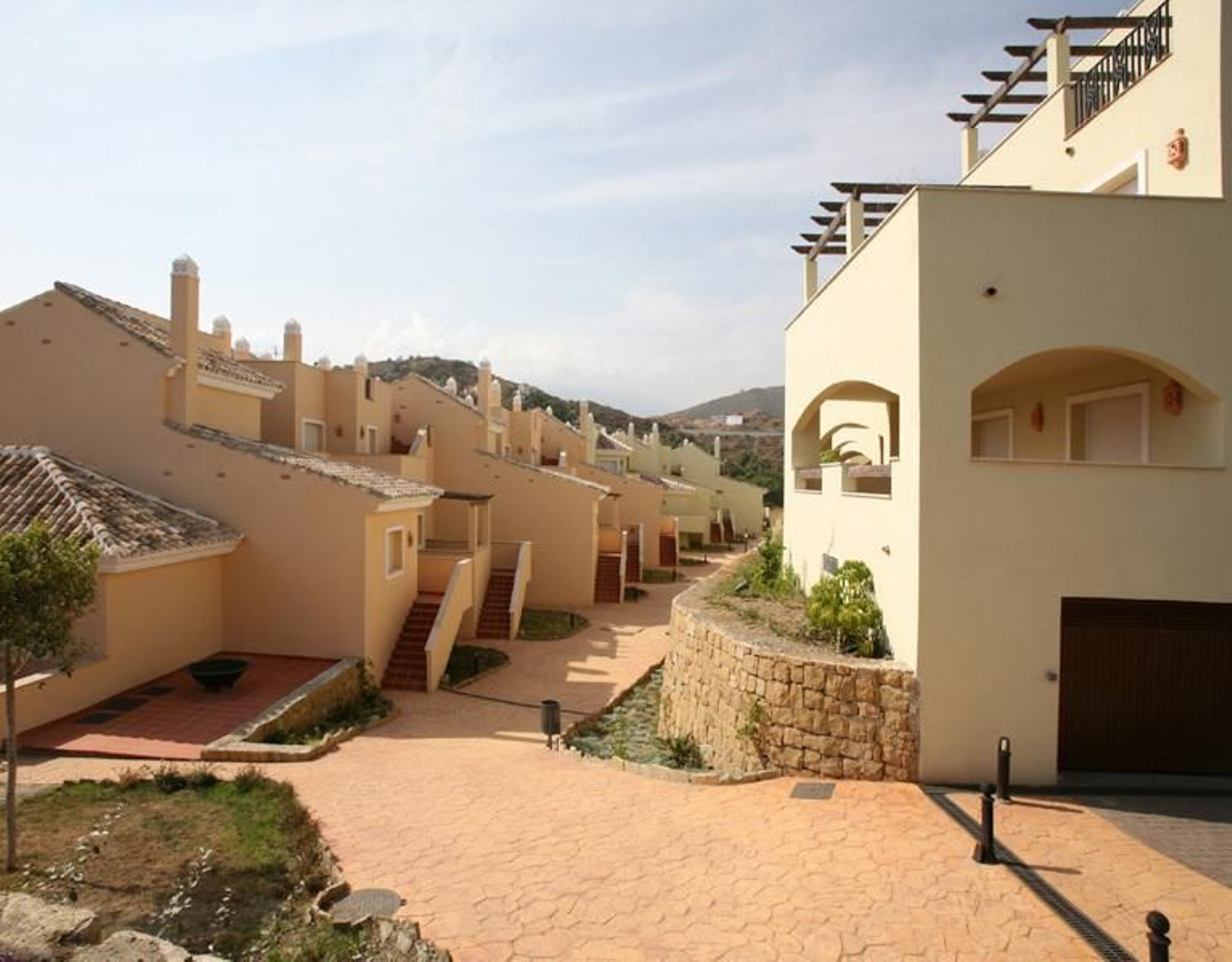 Vista de la promoción Aloha Royal en Marbella y, encima, Geoff Hurst.