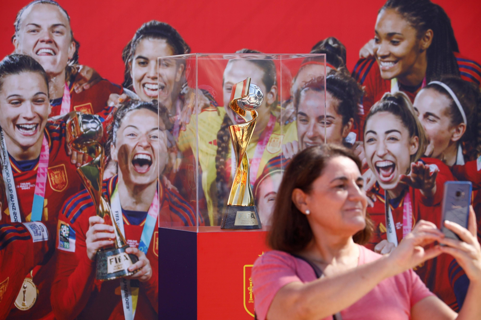 Córdoba se divierte en la 'Fan Zone' previa al partido de España ante Suiza, en imágenes