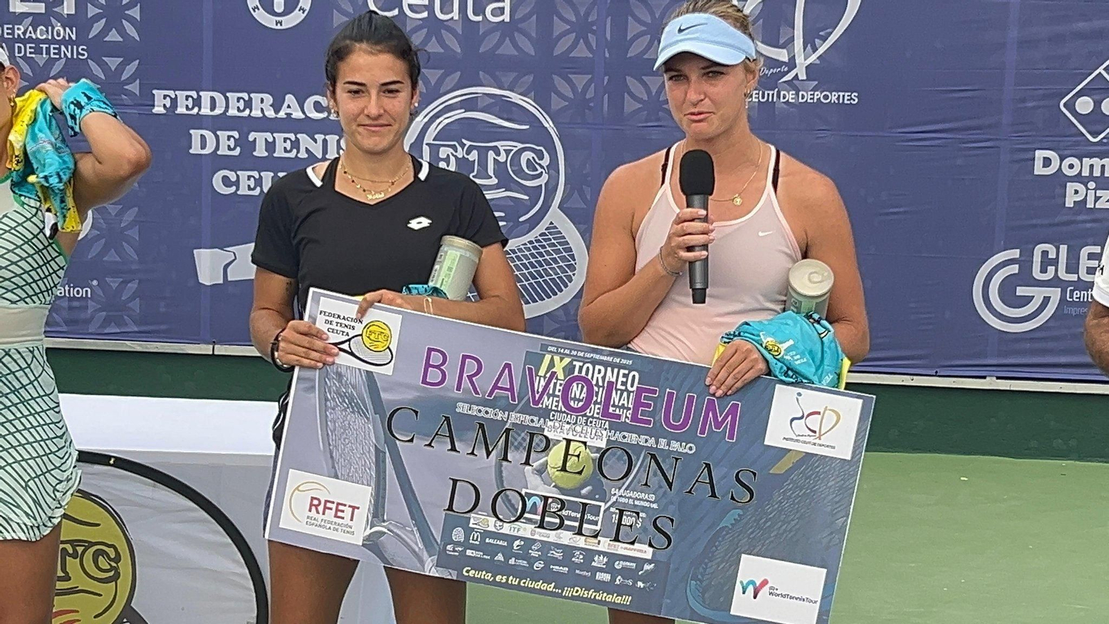 La almeriense María Oliver, junto con la alemana Elena Giessler, tras vencer en este torneo.