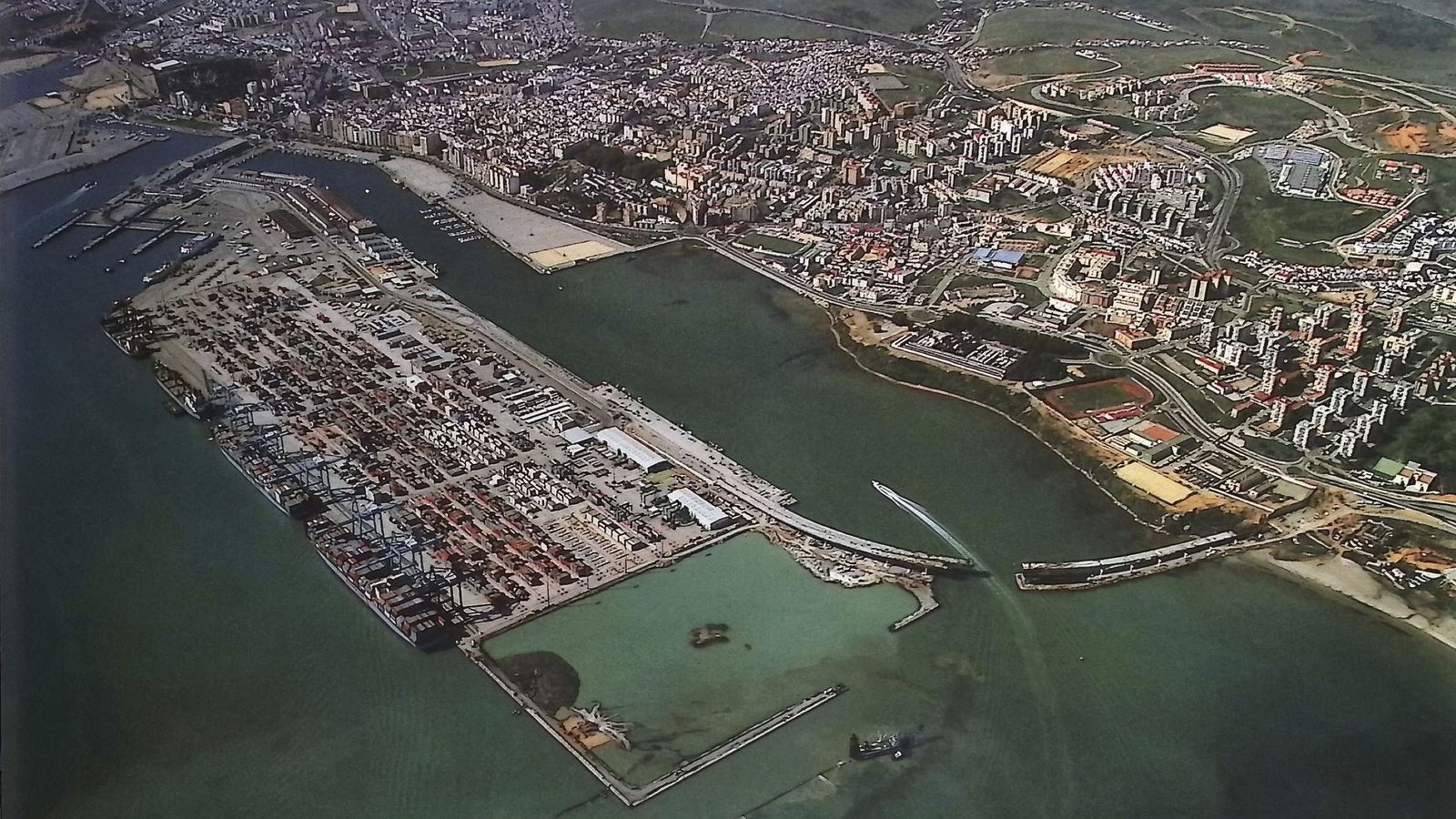 Vista aérea de APM Terminals Algeciras en 1998, durante las obras de su última expansión