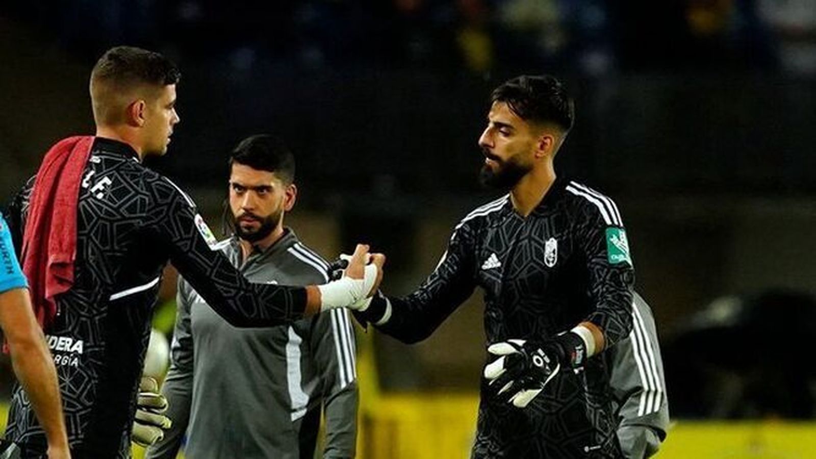 André Ferreira (d) deja su sitio a Raúl Fernández