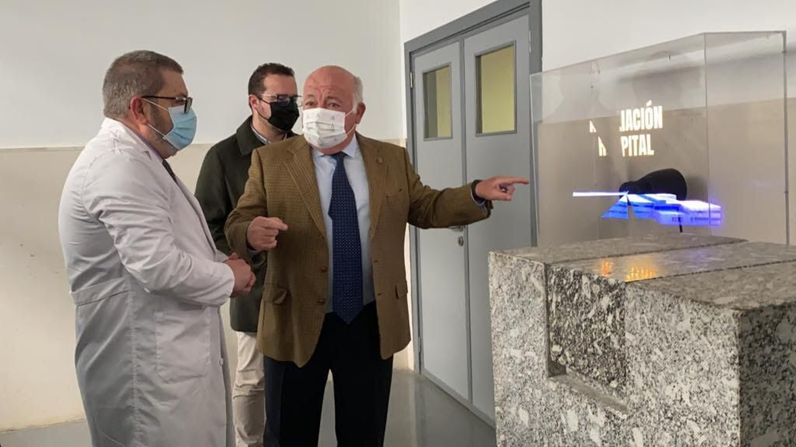 Jesús Aguirre, en su visita al hospital de Montilla.
