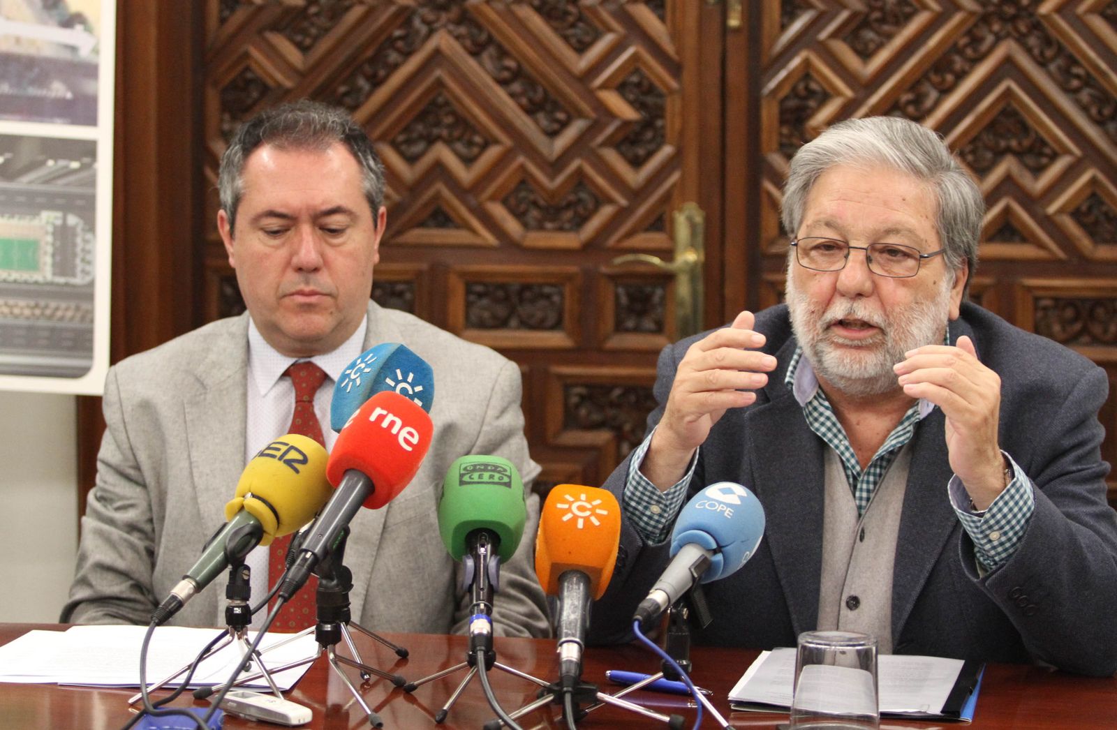 El alcalde, Francisco Toscano.