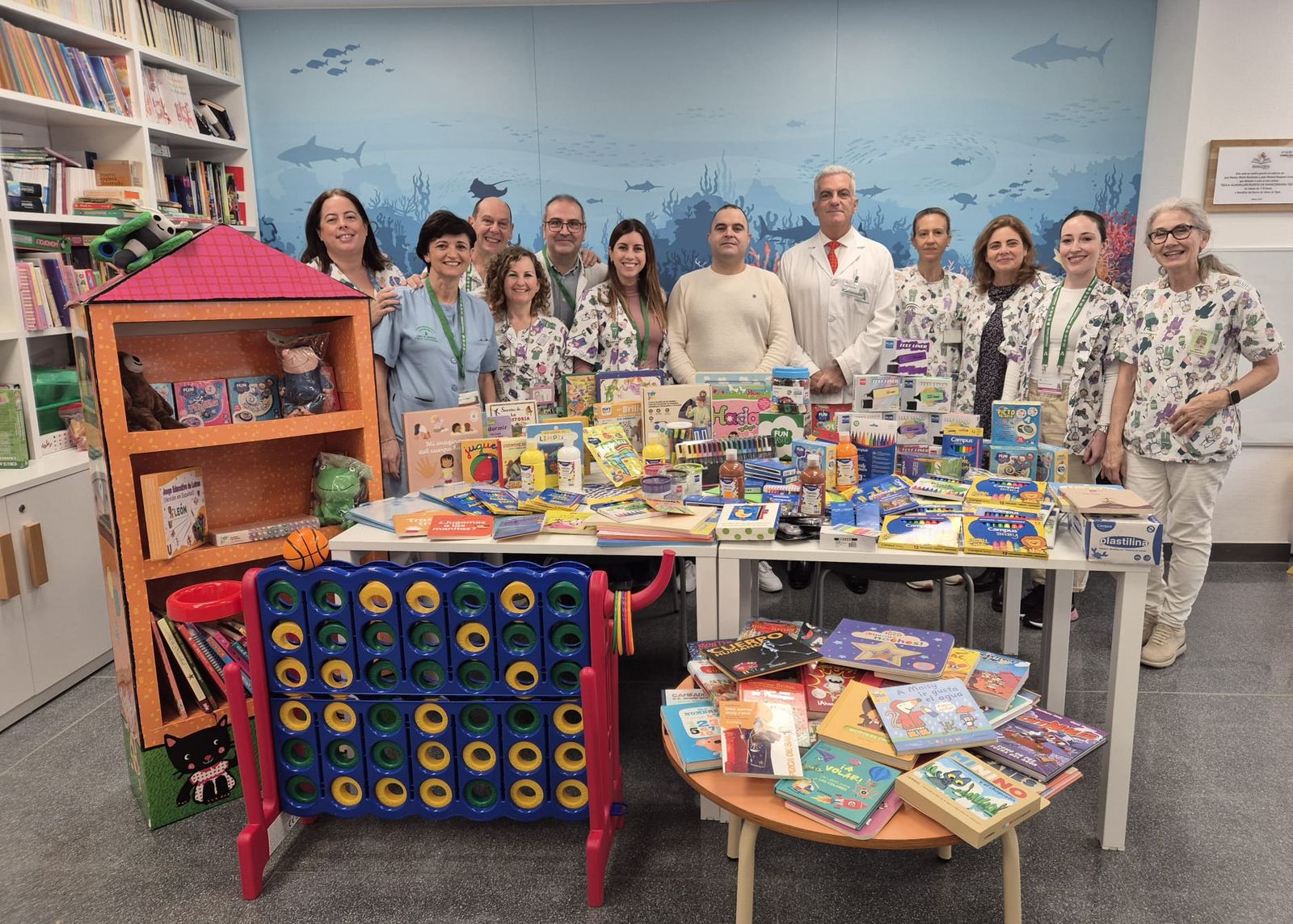 Juan Francisco Murcia, de la papelería La Cometa, entrega el material comprado con el dinero recaudado con los libros de segunda mano.