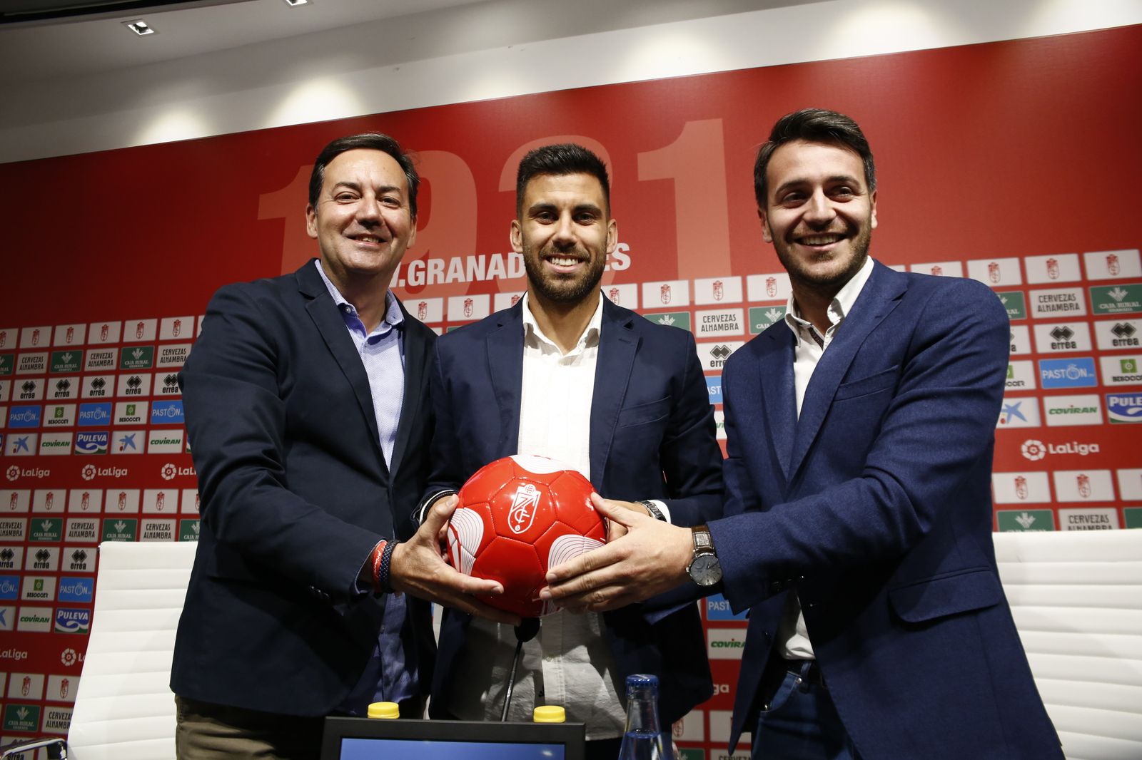 Antonio Fernández Monterrubio, Fede Vico y Fran Sánchez posan con un balón del Granada CF.
