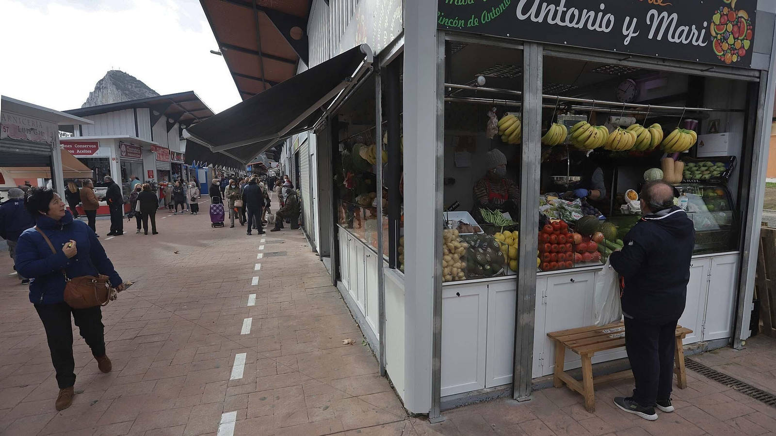 Fotos de la apertura del Mercado provisional en La Línea