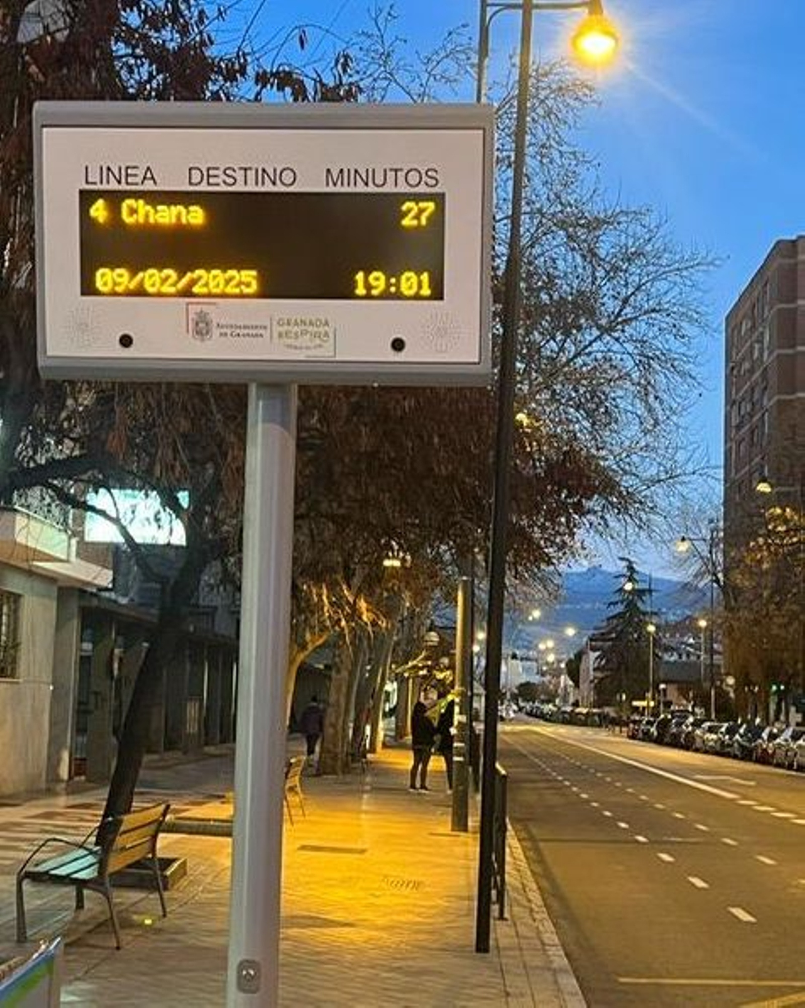 Imagen de una parada de la línea 4 con una espera de 27 minutos
