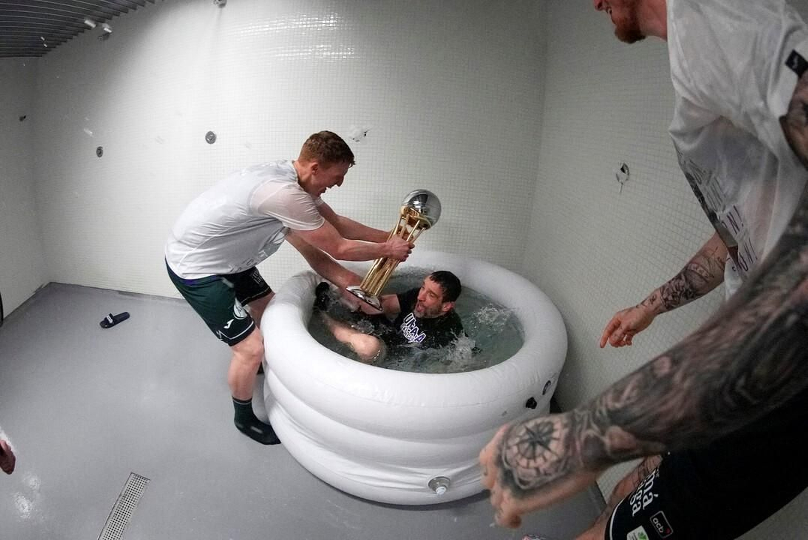 Alberto Díaz e Ibon Navarro, en la bañera en Gran Canaria.