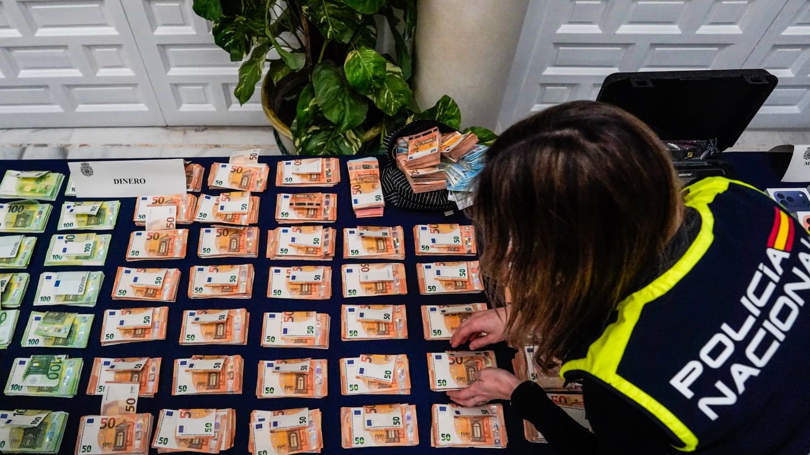 Una agente de la Policía Nacional manipula el dinero intervenido.