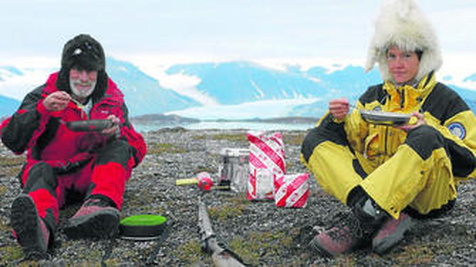 El físico Adolfo Eraso y la matemática Carmen Domínguez, fotografiados en el Ártico.