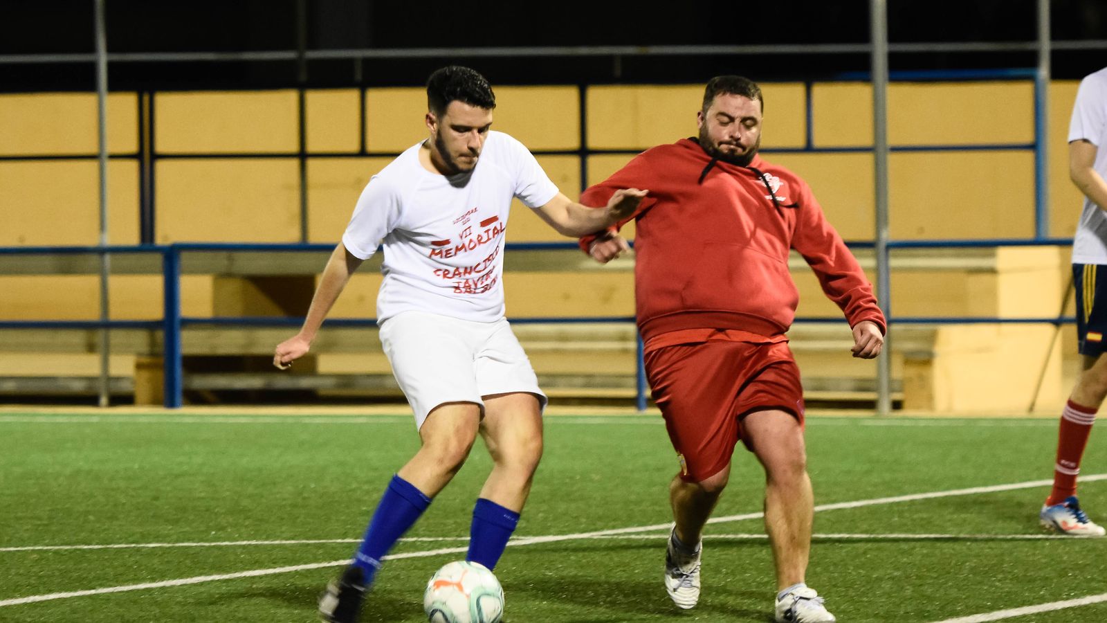 Aarón Martínez mostró mejores habilidades con sus 'hilacos' que con el balón