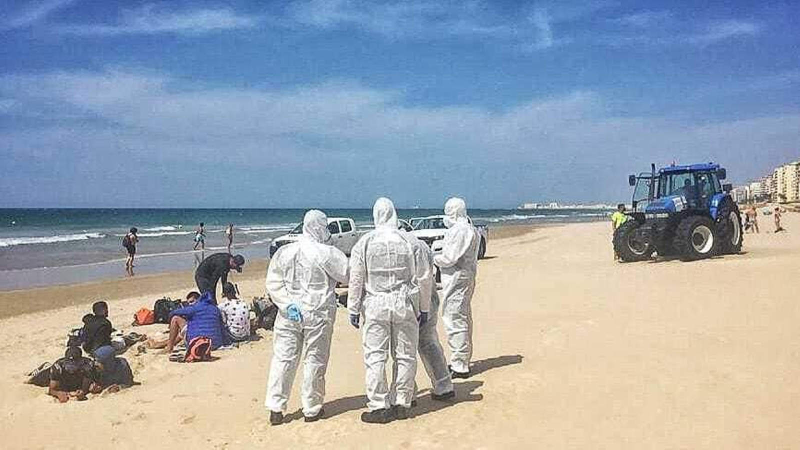 Los 15 marroquíes son custodiados en la playa de Cortadura.