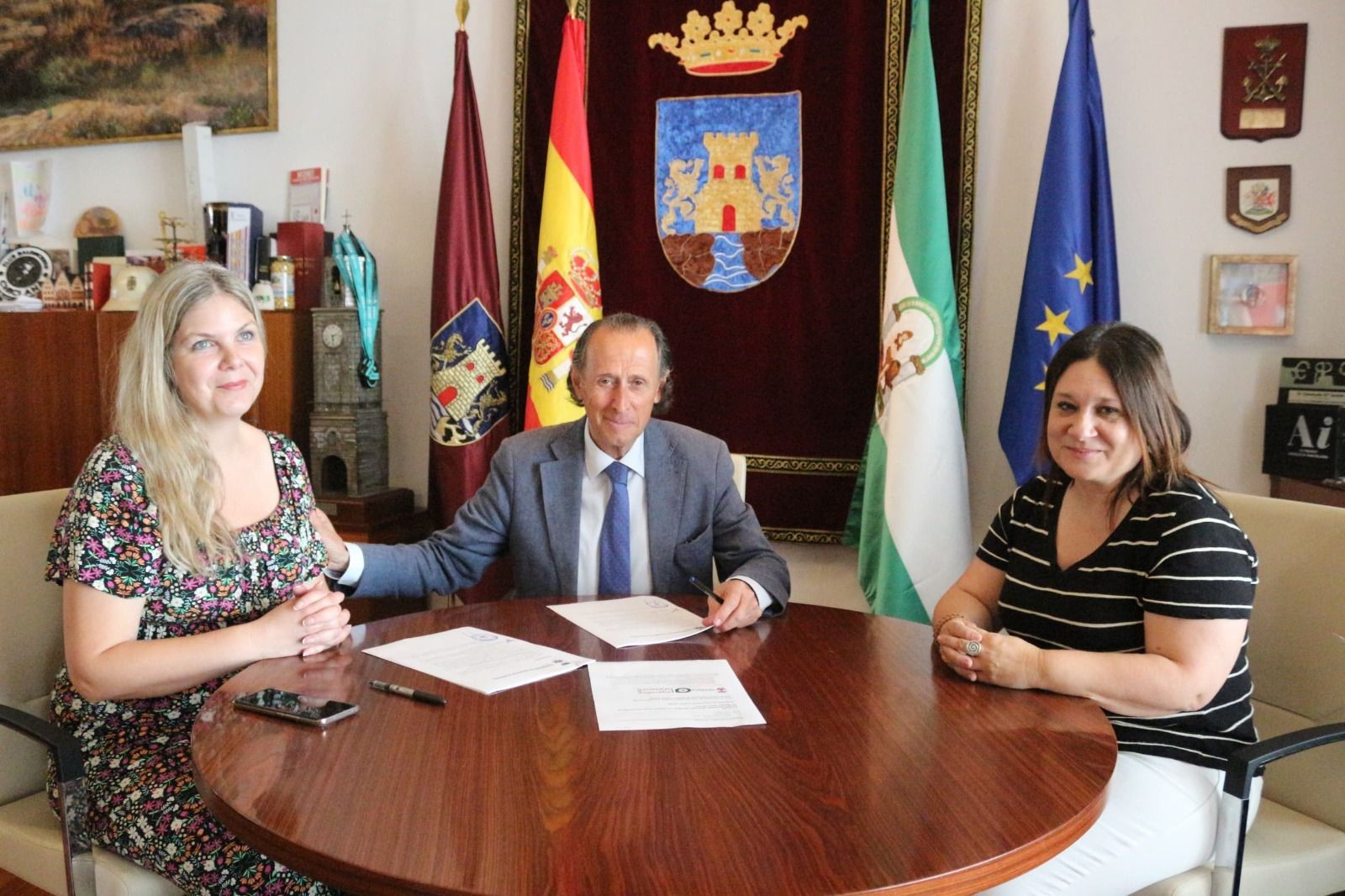 Un momento de la rúbrica de este convenio.