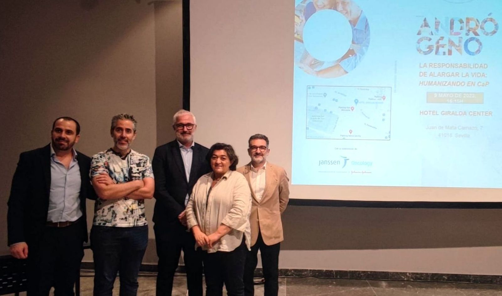 En el centro los organizadores de este evento científico, los doctores Pedro Blasco y Carmen Enguita ( jefes de los servicios de Urología del Hospital Universitario de Valme de Sevilla y de la Fundación Jiménez Díaz de Madrid, respectivamente), acompañados de ponentes invitados.