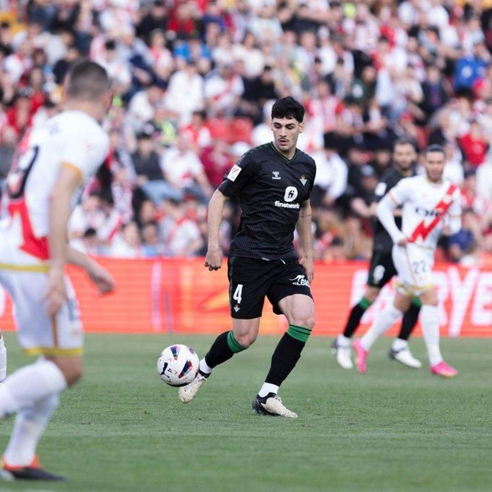 Johnny controla el balón en un momento del partido en Vallecas.