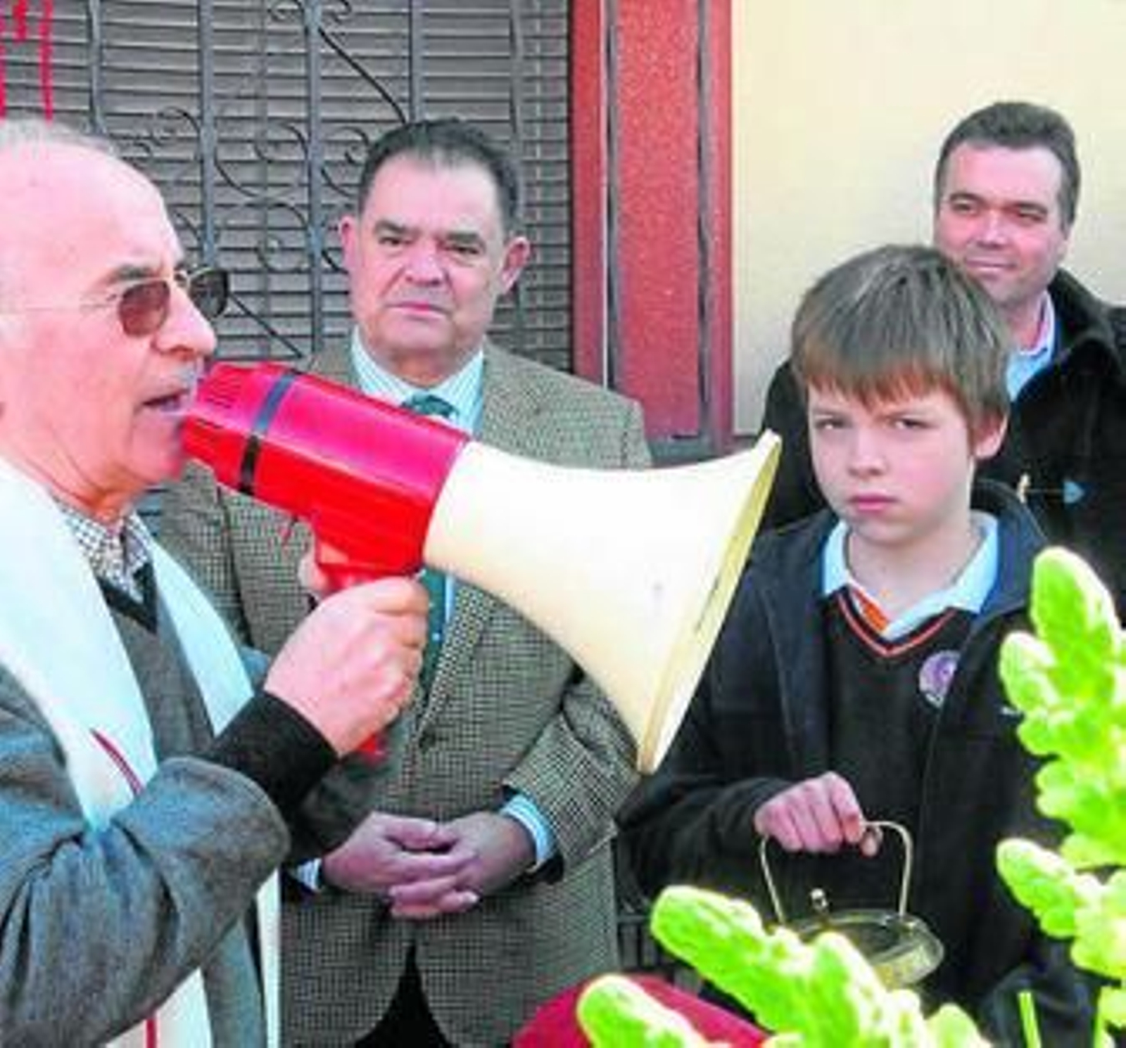 El salesiano Juan José Gutiérrez, junto al alcalde José Lagares