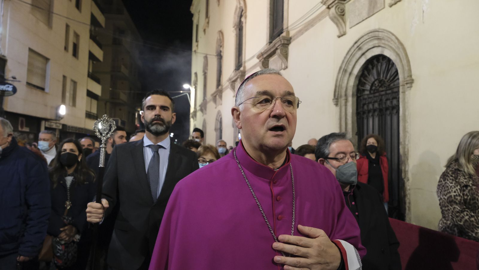 Procesión del Vía Crucis del Santo Cristo de la Escucha en Almería, en imágenes.