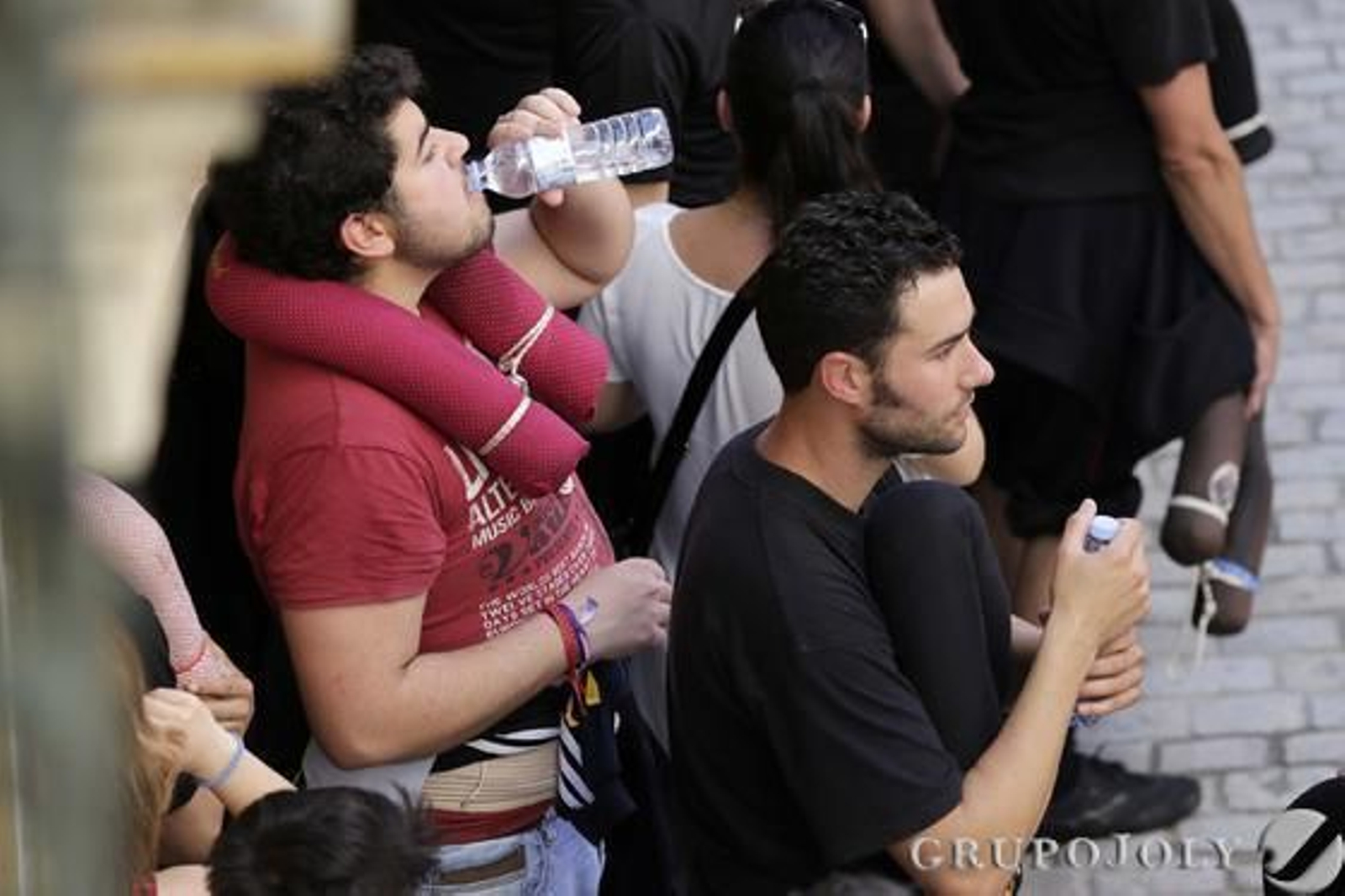 Un costalero del paso de palio de la Madre de Dios del Patrocinio aprovecha un relevo a la altura de la calle Francos para aliviar la sed. 

Foto: Manuel Aranda