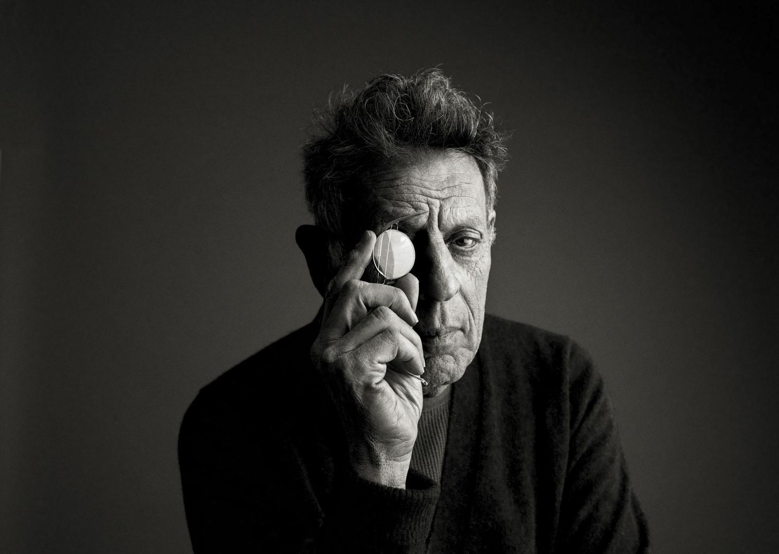 Philip Glass (Baltimore, 1937), a través del cristal.