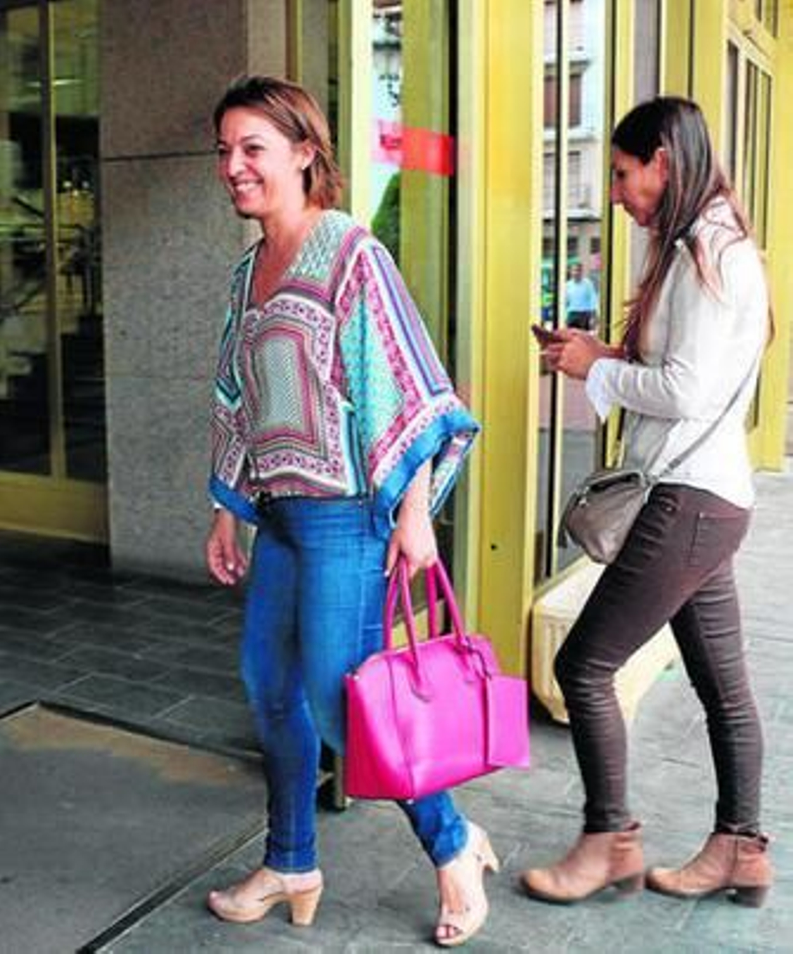 La alcaldesa, Isabel Ambrosio, entrando en el Ayuntamiento.
