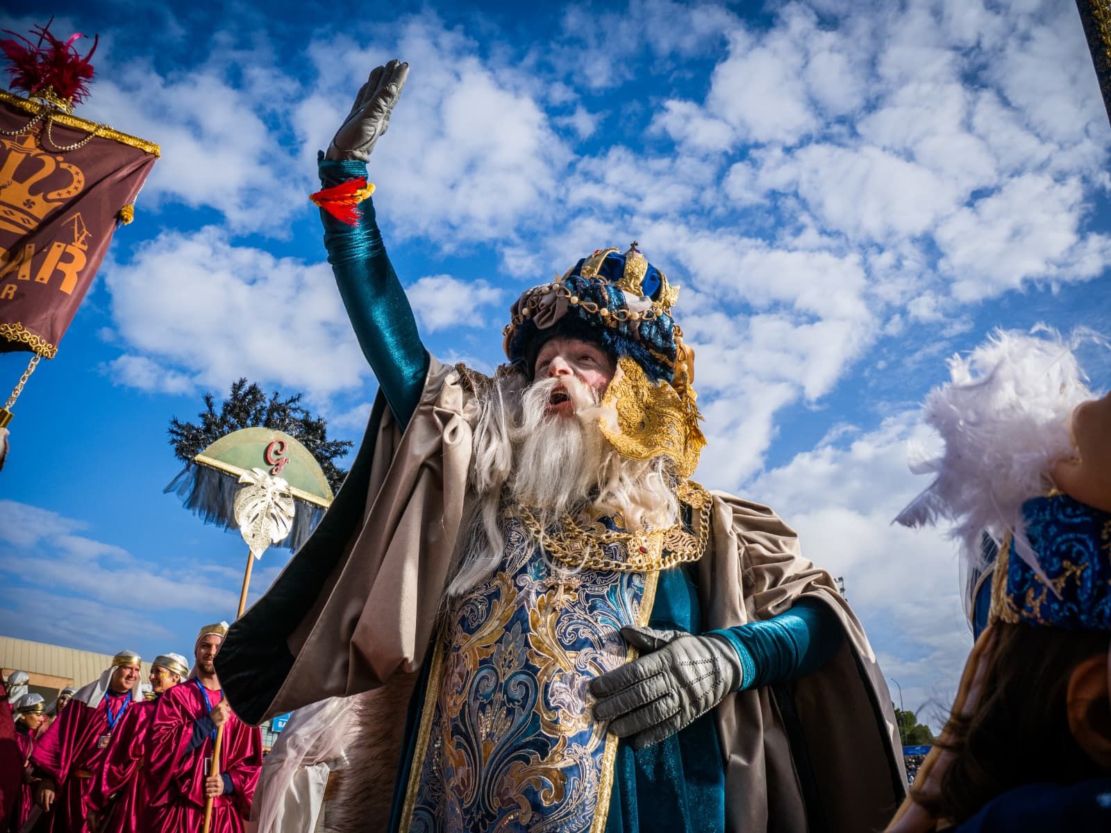 El Rey Melchor saludando tras aterrizar en el helicóptero en Bahía Sur