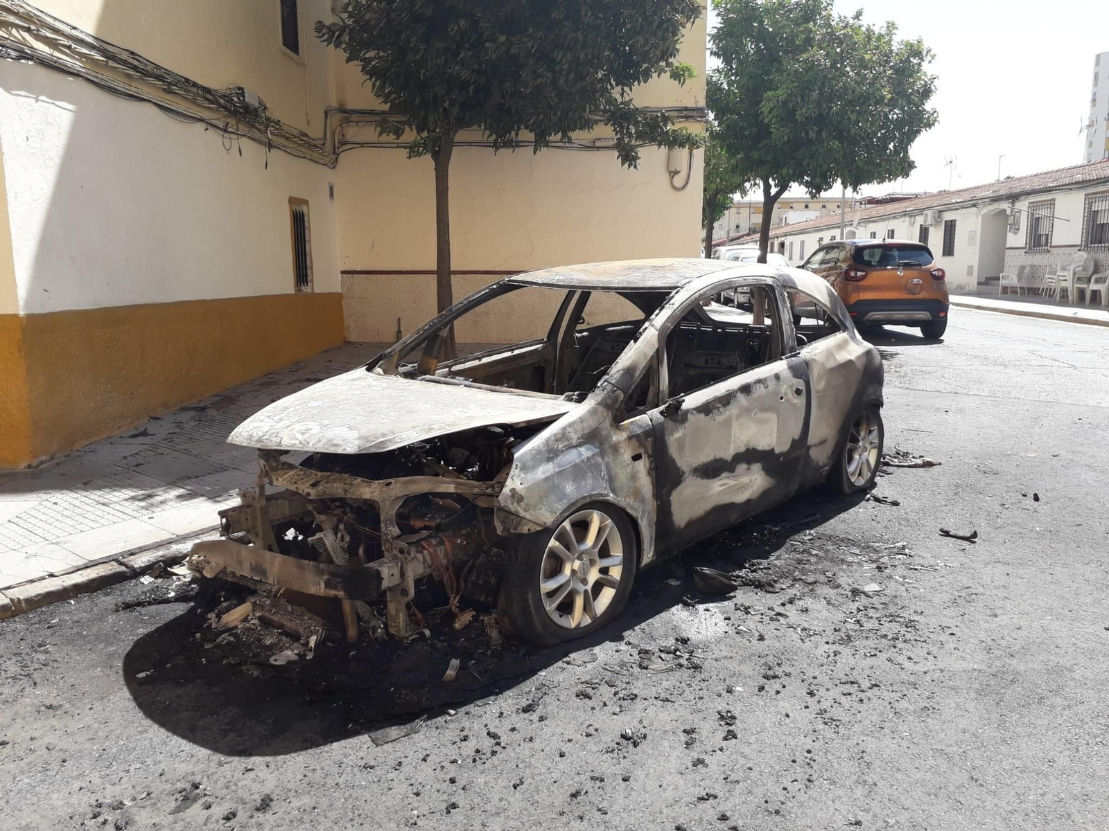 Coche incendiado en Pérez Cubillas.