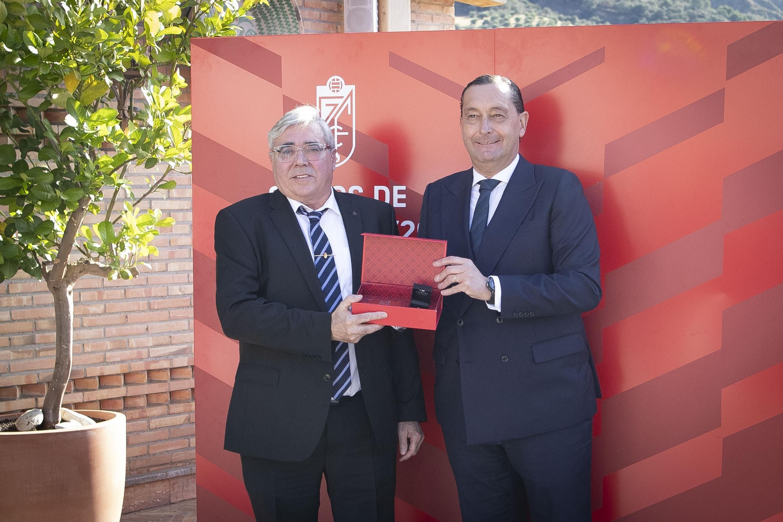 La entrega de insignias del Granada a sus abonados, en imágenes