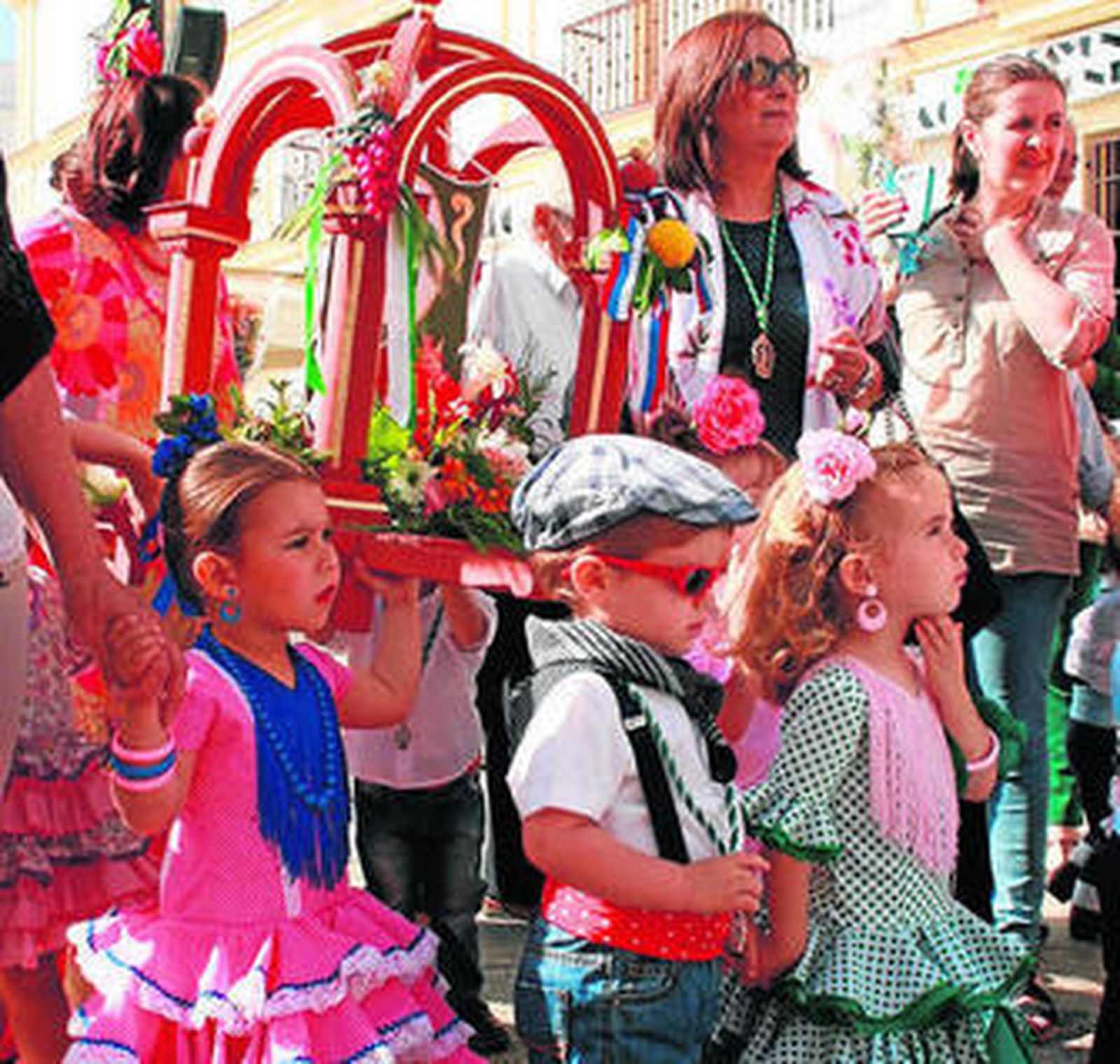 Algunos de los niños que realizaron la salida procesional.