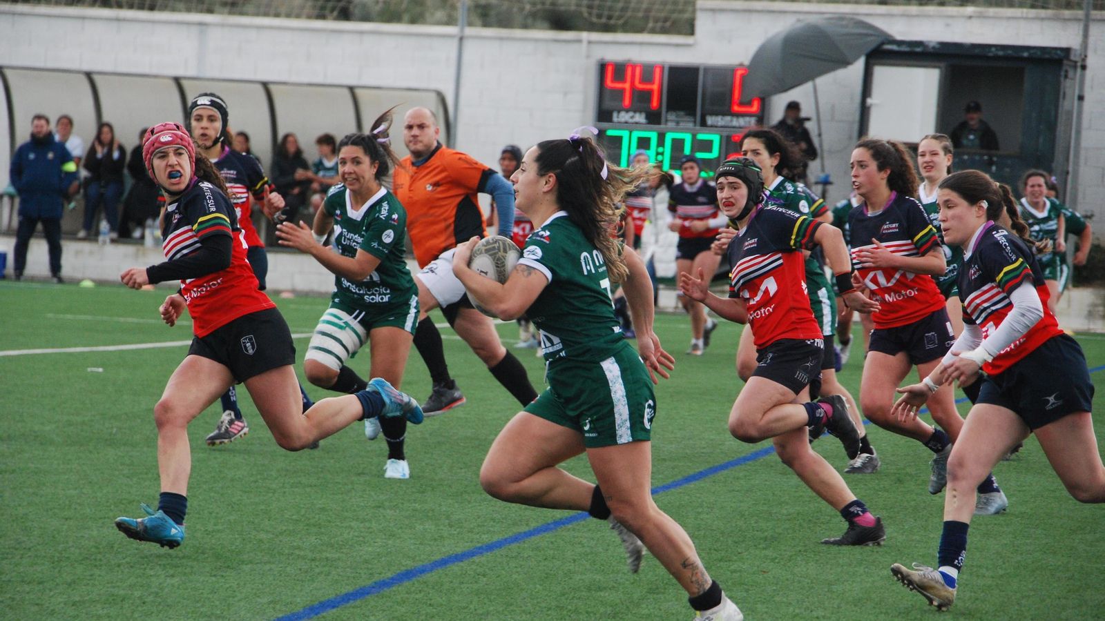 Irene Honrubia, en una acción ofensiva de Jaén Rugby.