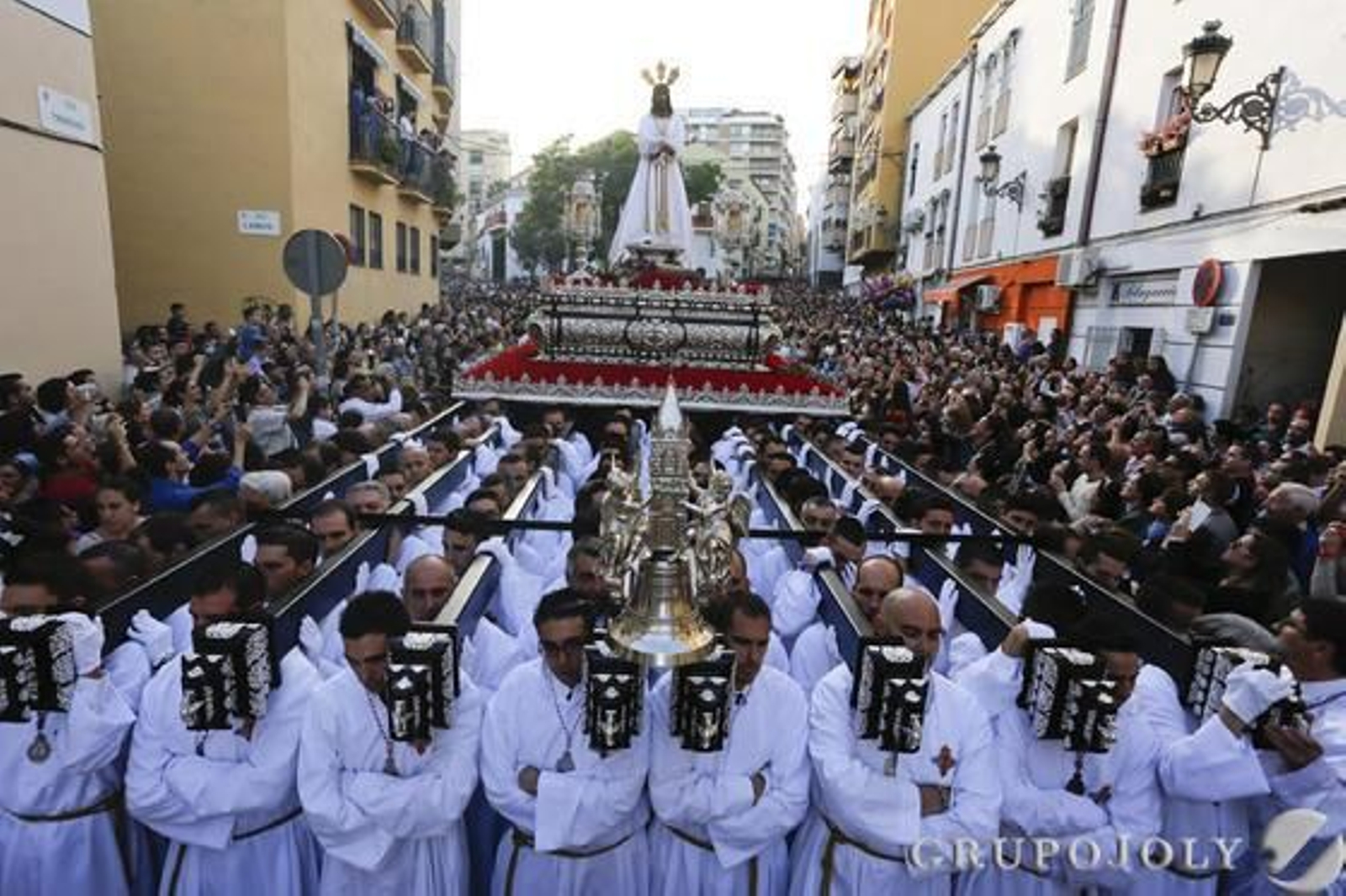 Crucifixión, Gitanos, Dolores del Puente, Pasión, Estudiantes y Cautivo protagonizaron una jornada en claroscuro./ Javier Albiñana