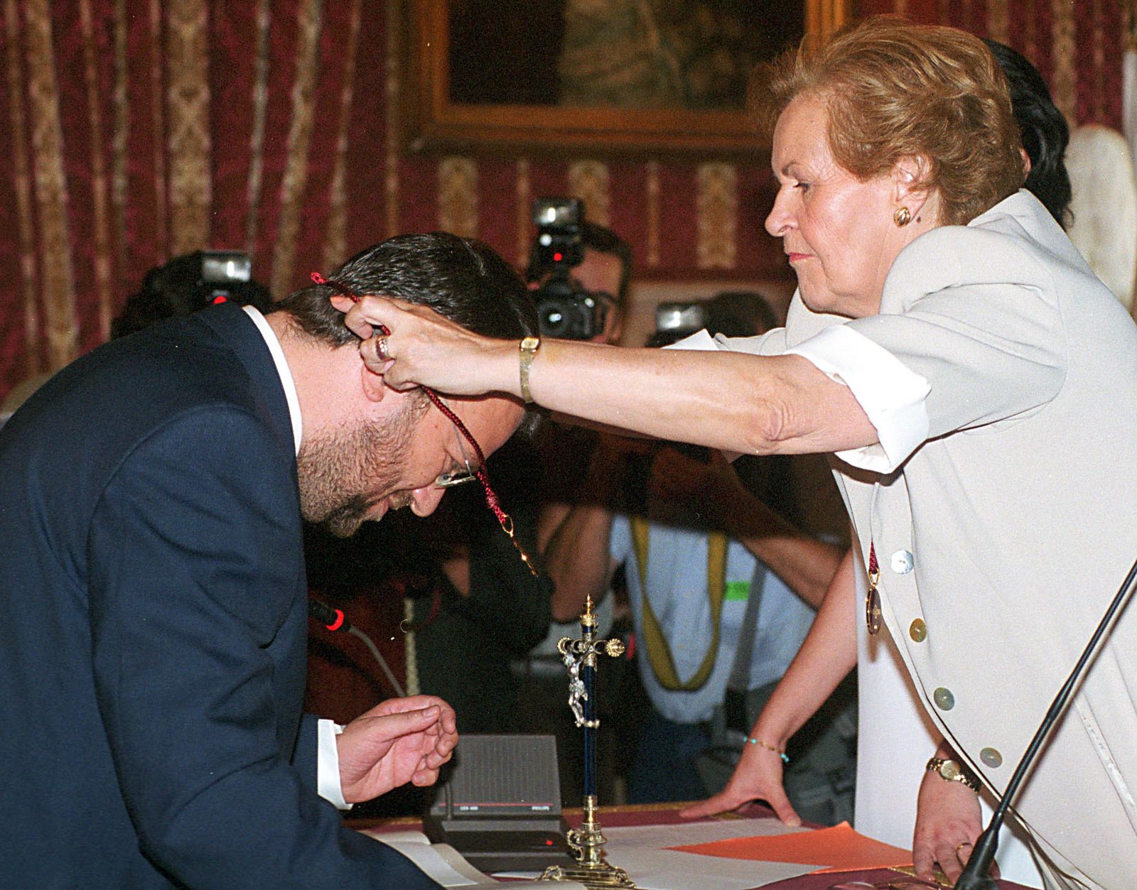 Alfredo Sánchez Monteseirín recibe de Lola Menéndez la medalla en su toma de posesión de 4 de julio de 1999.