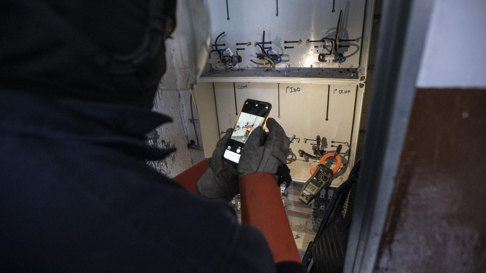 Los técnicos de Endesa comprueban la potencia eléctrica de los pisos.