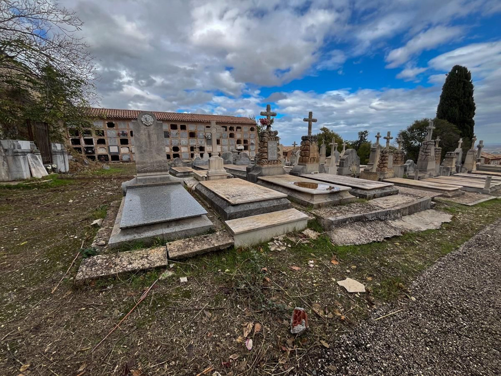 Día de Los Santos en el cementerio de San Fernando y San Eufrasio de Jaén, en imágenes