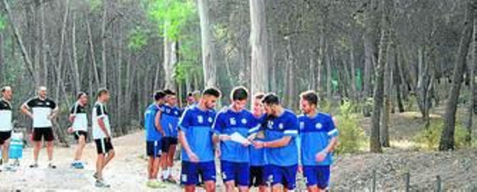 Los jugadores de El Palo, durante el entrenamiento de ayer.