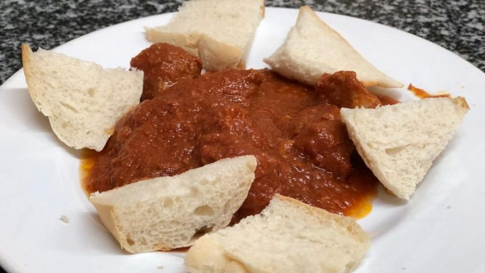 Lomo en tomate, una de las tapas más solicitadas del establecimiento